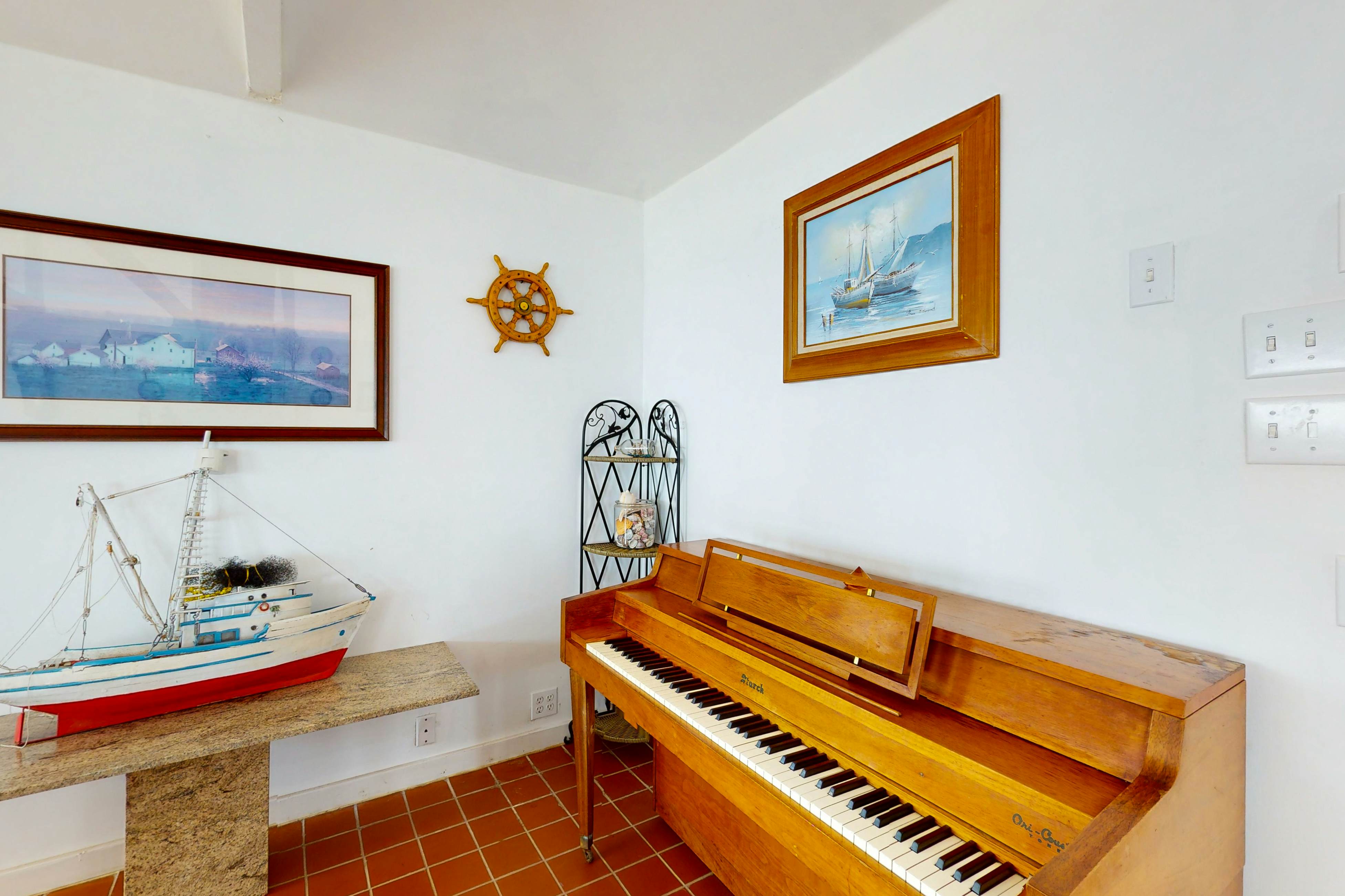 Stunning Pet Friendly Estate in Elk: Views & Deck