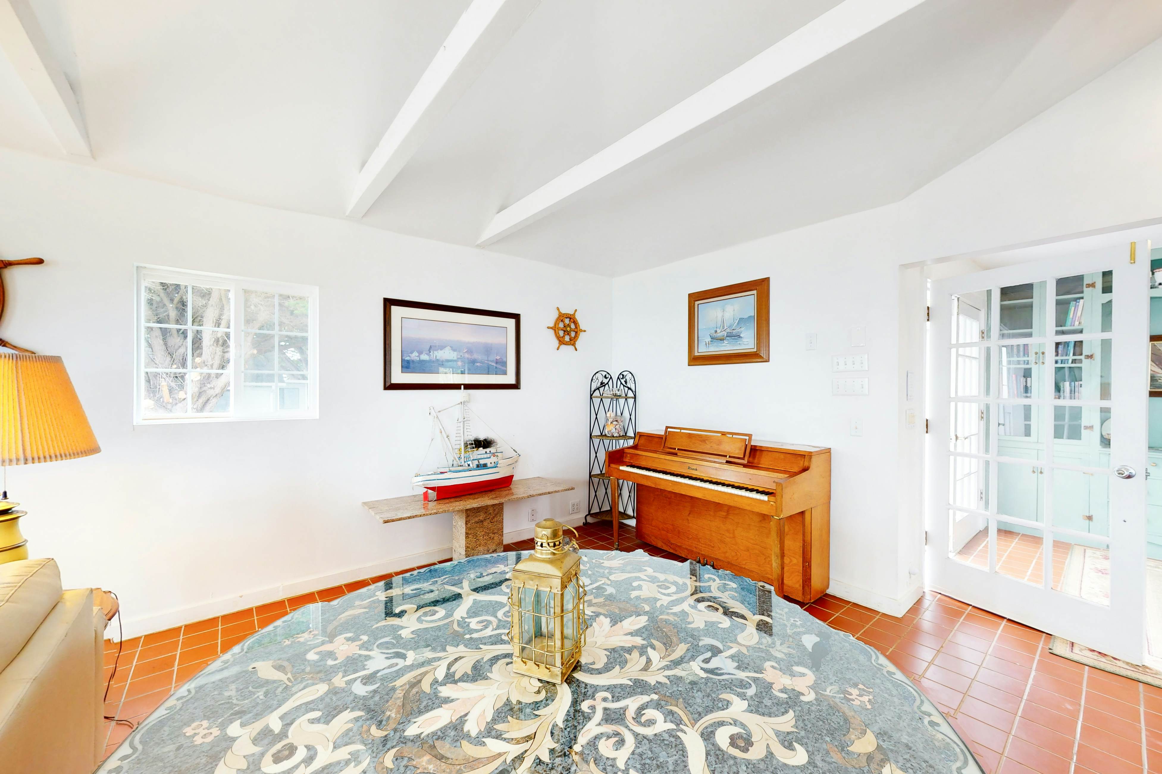 Stunning Pet Friendly Estate in Elk: Views & Deck