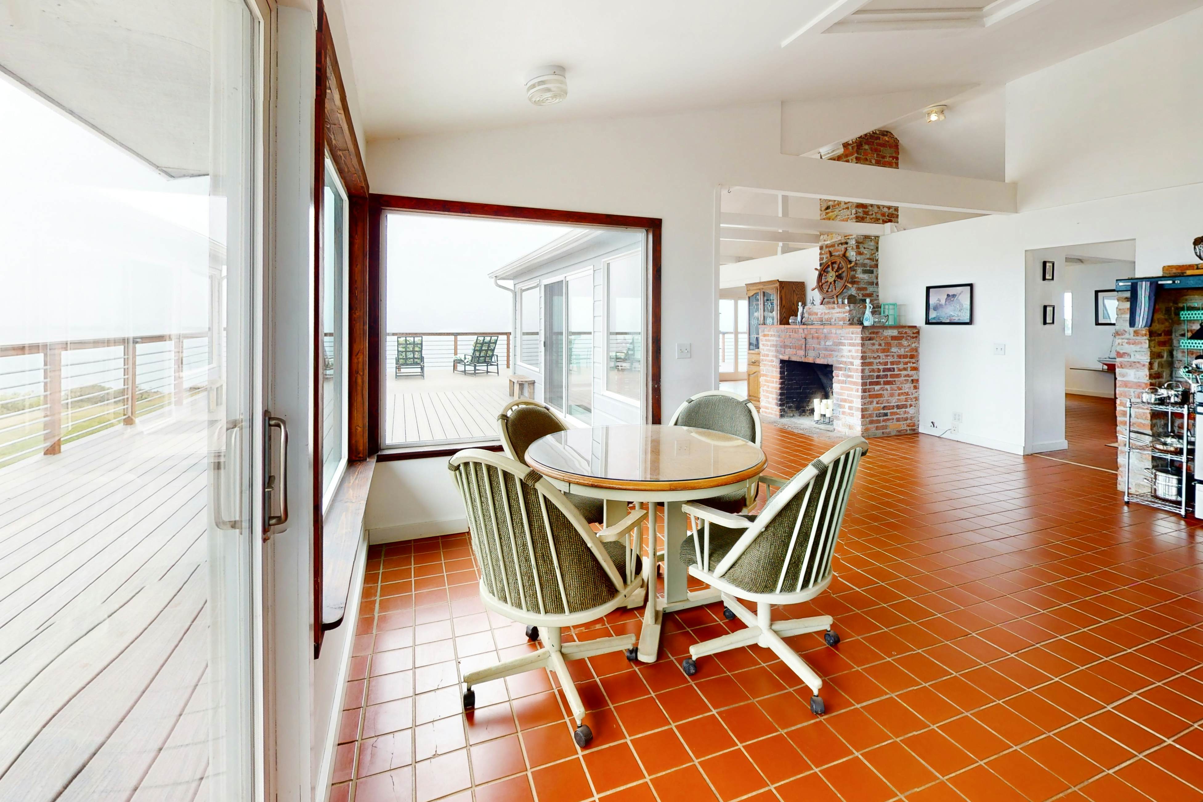 Stunning Pet Friendly Estate in Elk: Views & Deck