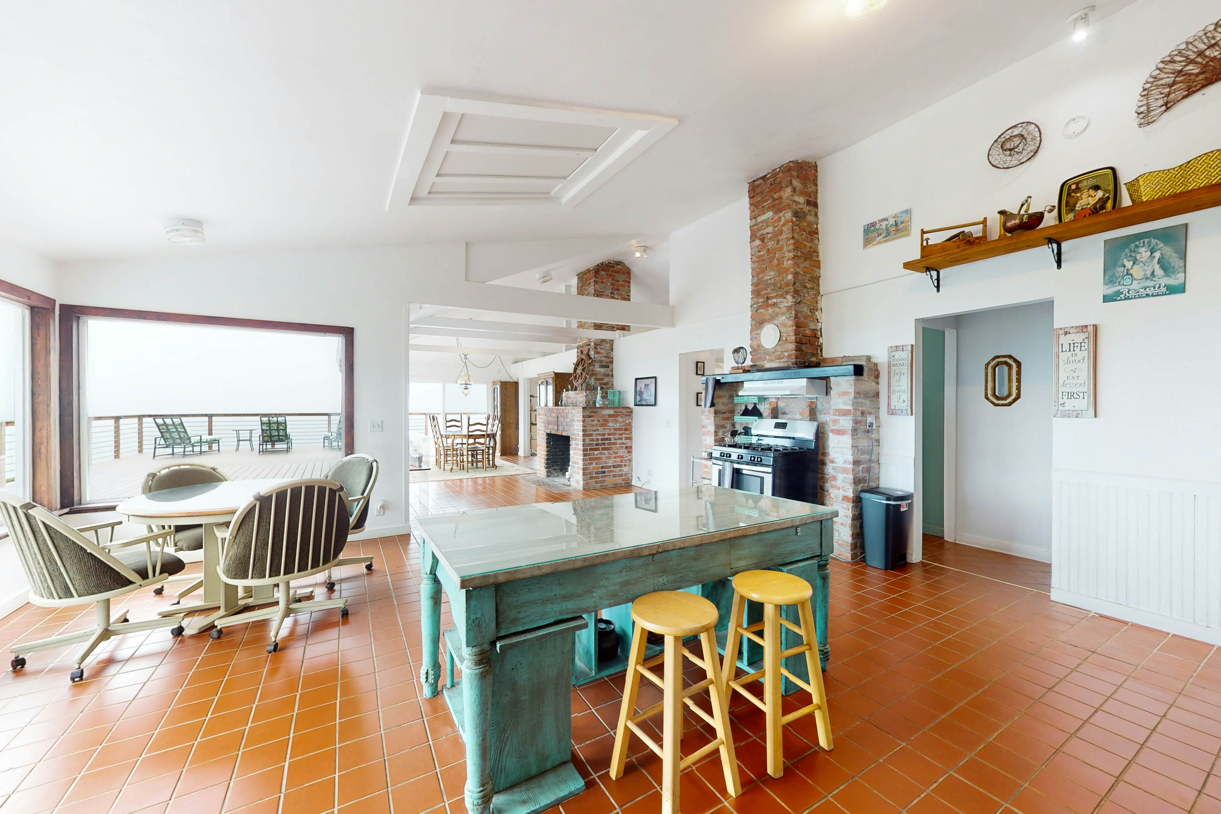 Stunning Pet Friendly Estate in Elk: Views & Deck