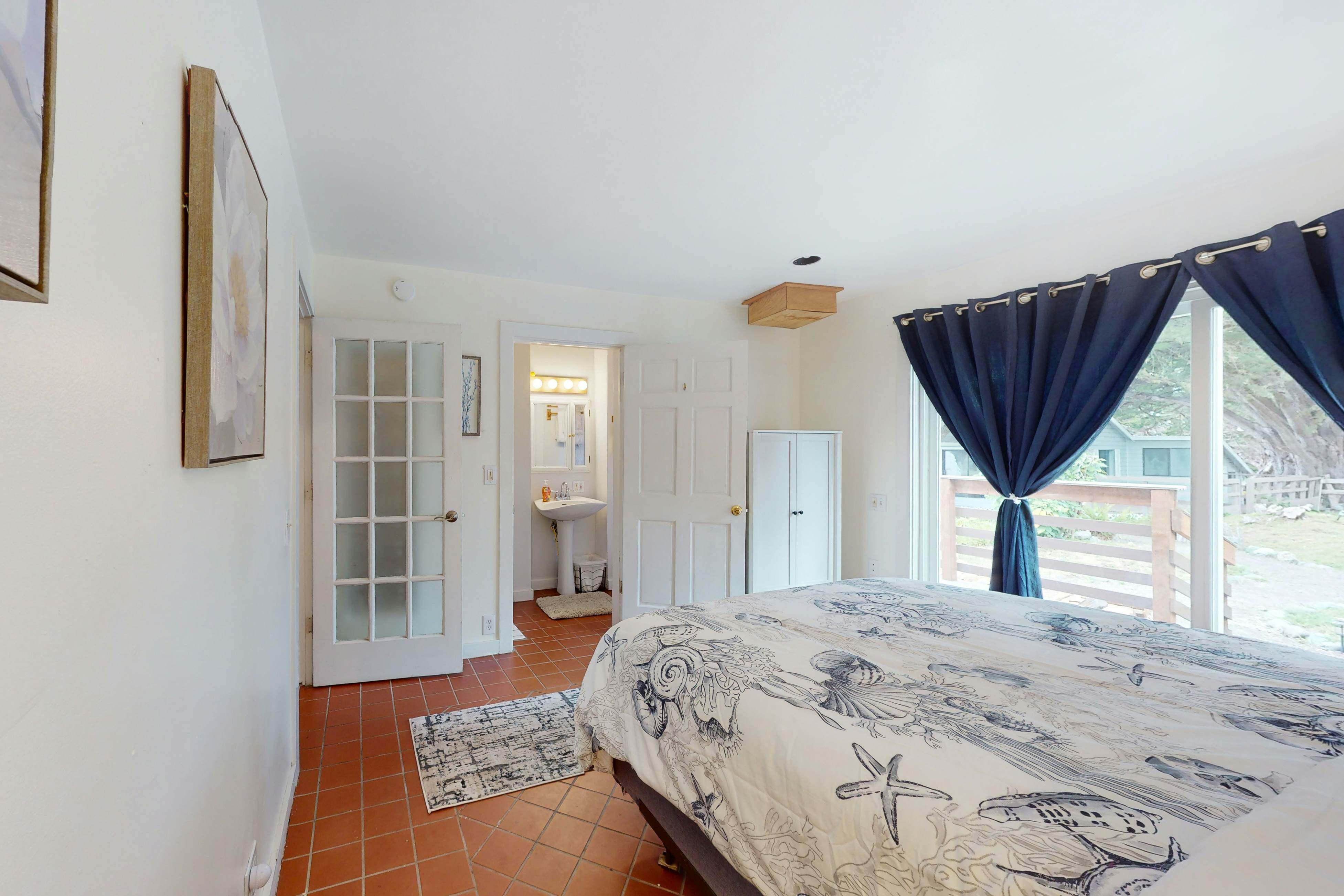 Stunning Pet Friendly Estate in Elk: Views & Deck