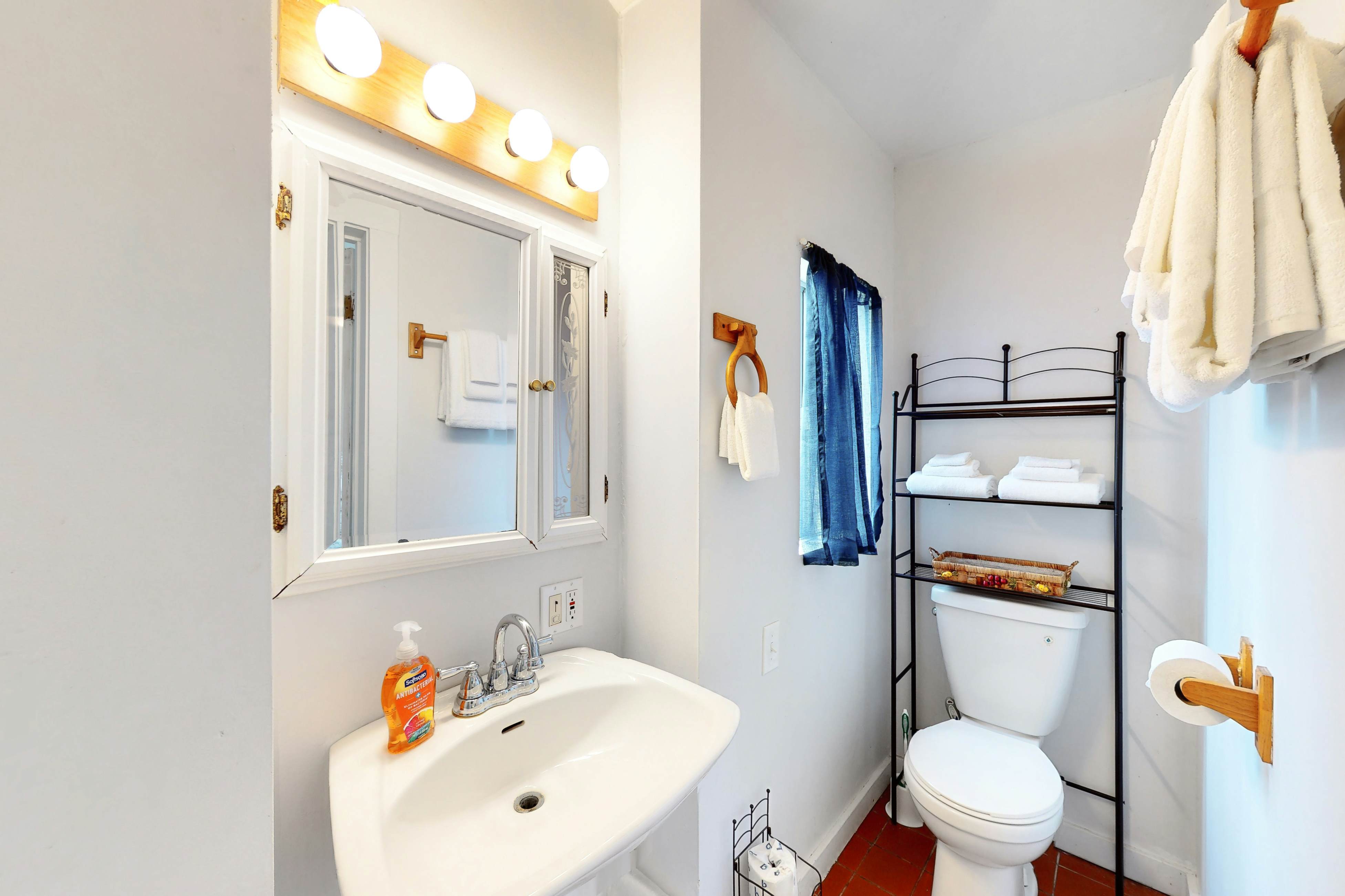 Stunning Pet Friendly Estate in Elk: Views & Deck