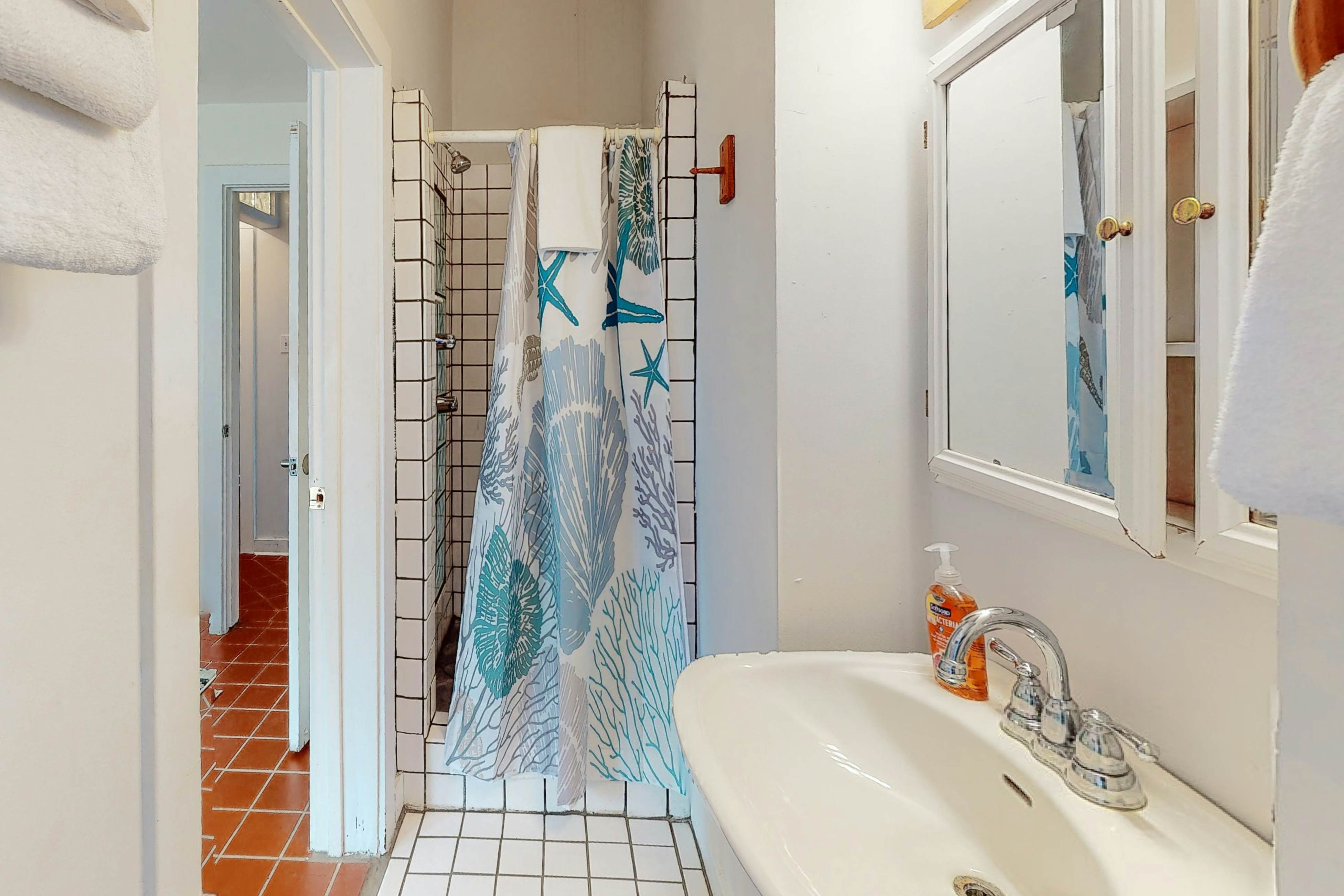 Stunning Pet Friendly Estate in Elk: Views & Deck