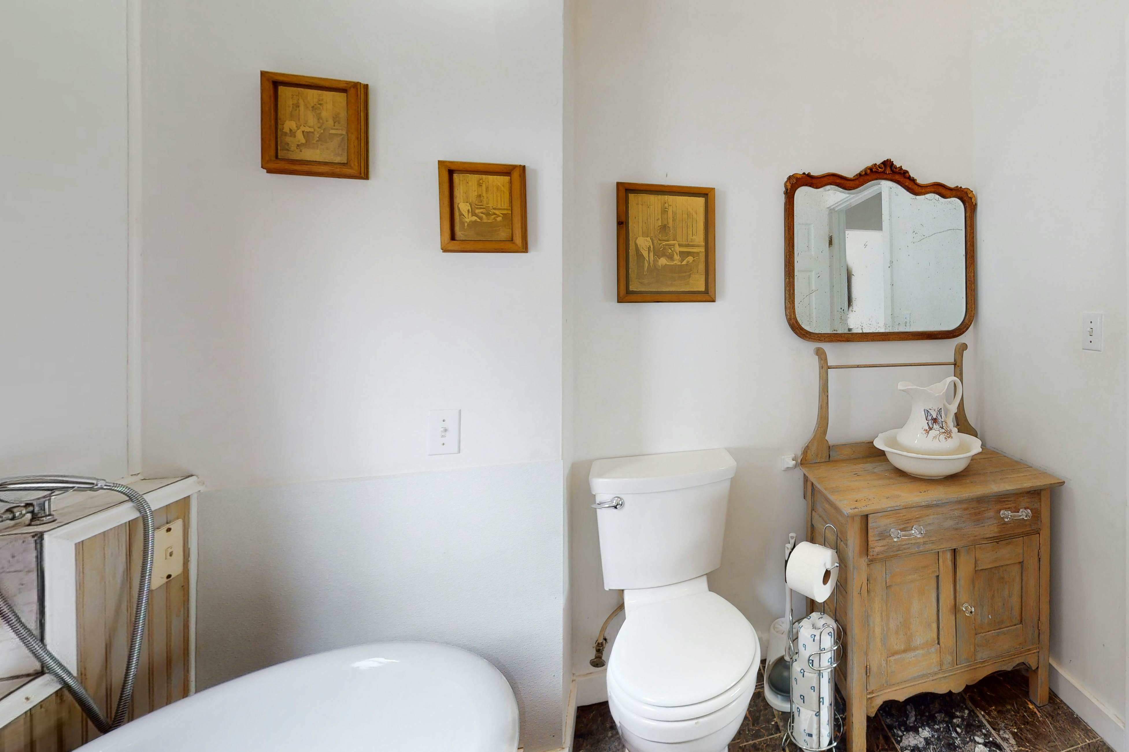 Stunning Pet Friendly Estate in Elk: Views & Deck