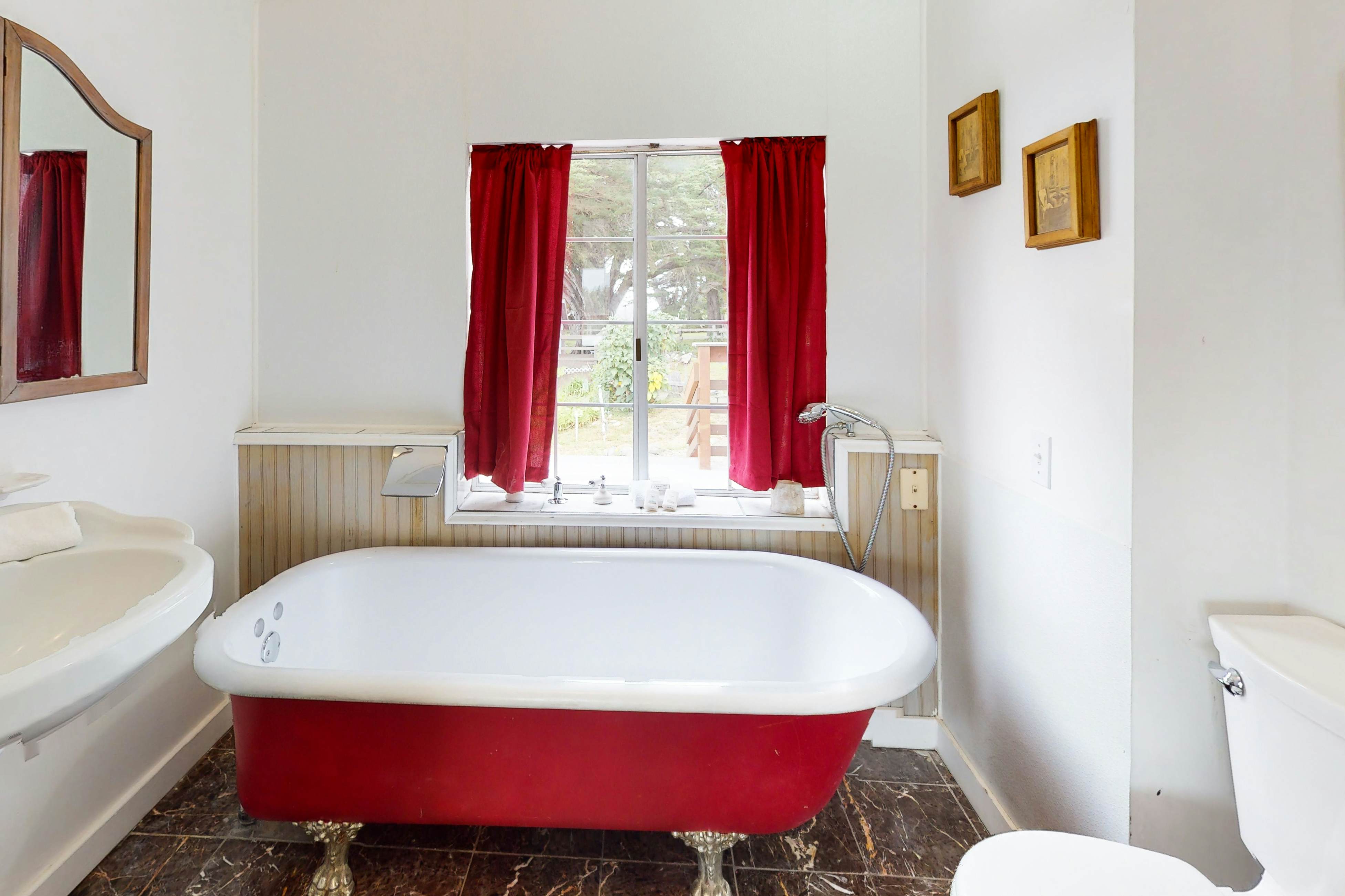 Stunning Pet Friendly Estate in Elk: Views & Deck