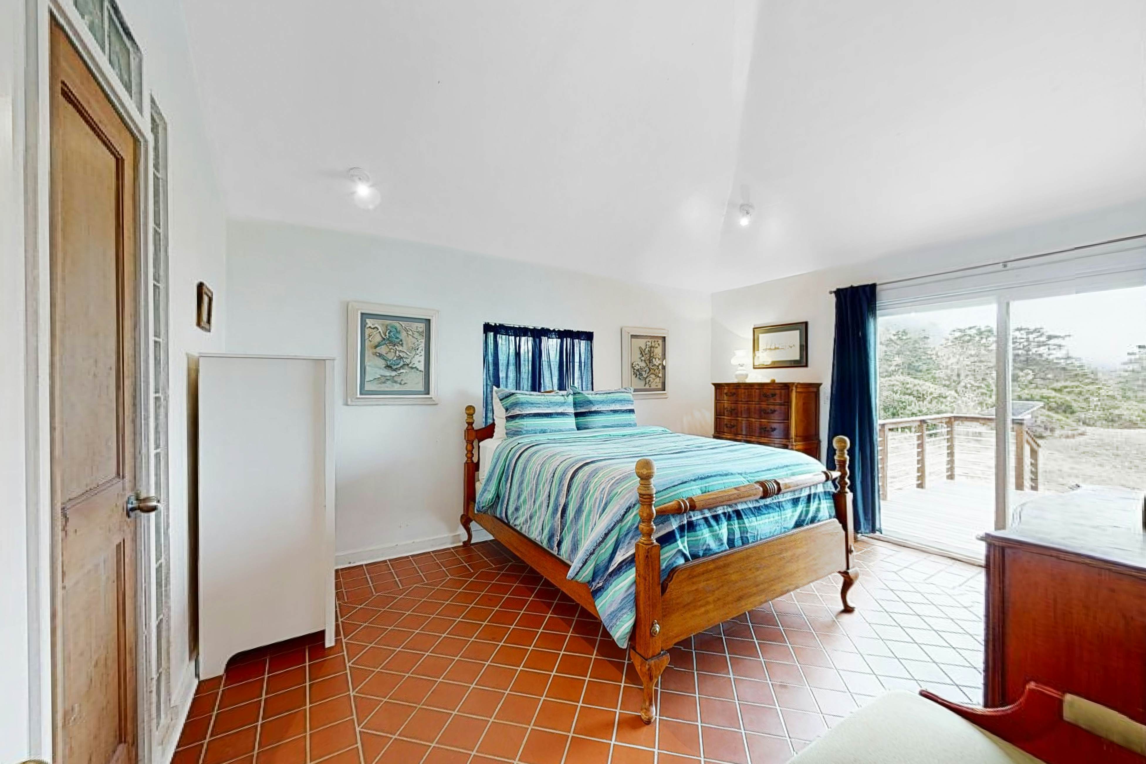 Stunning Pet Friendly Estate in Elk: Views & Deck