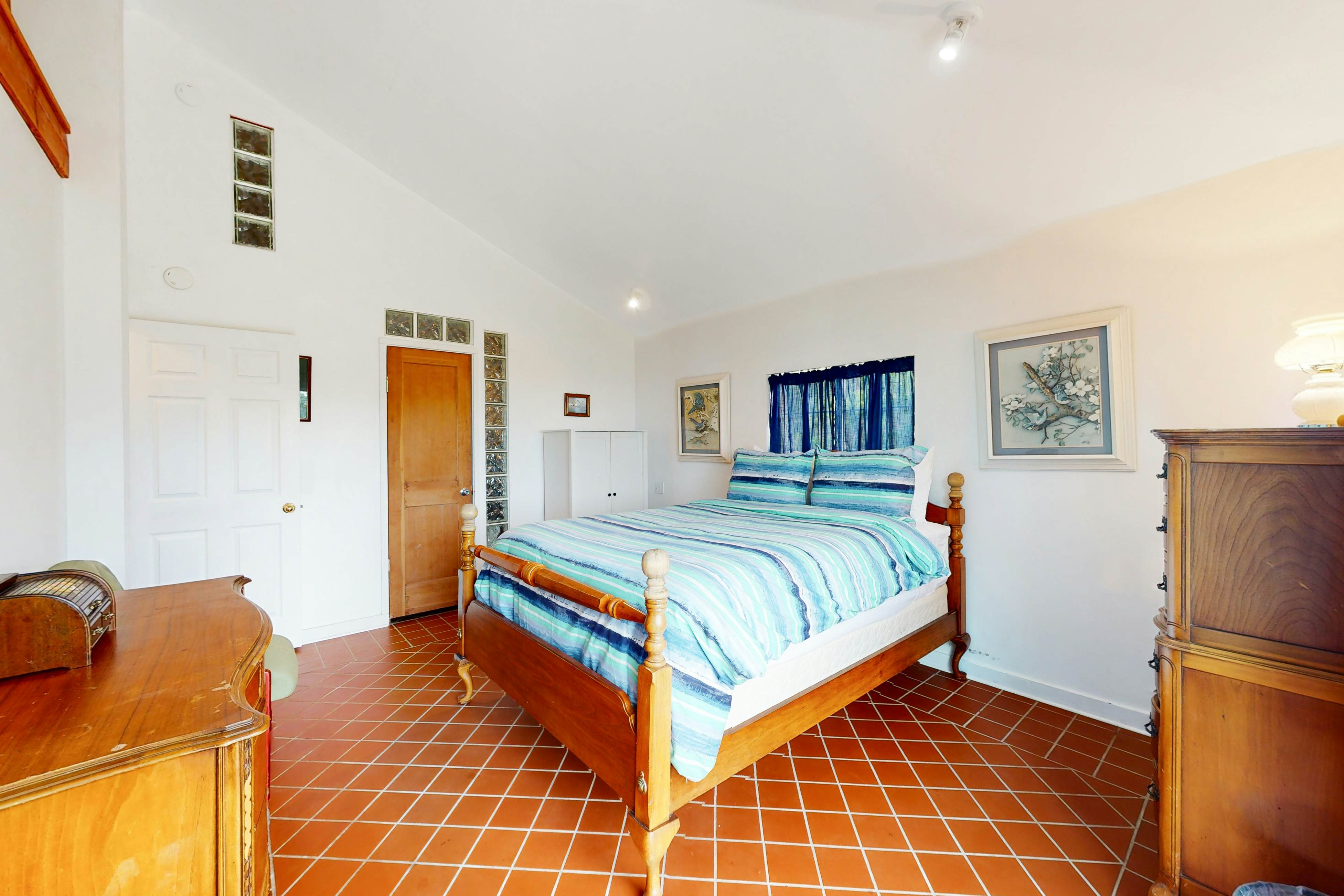 Stunning Pet Friendly Estate in Elk: Views & Deck