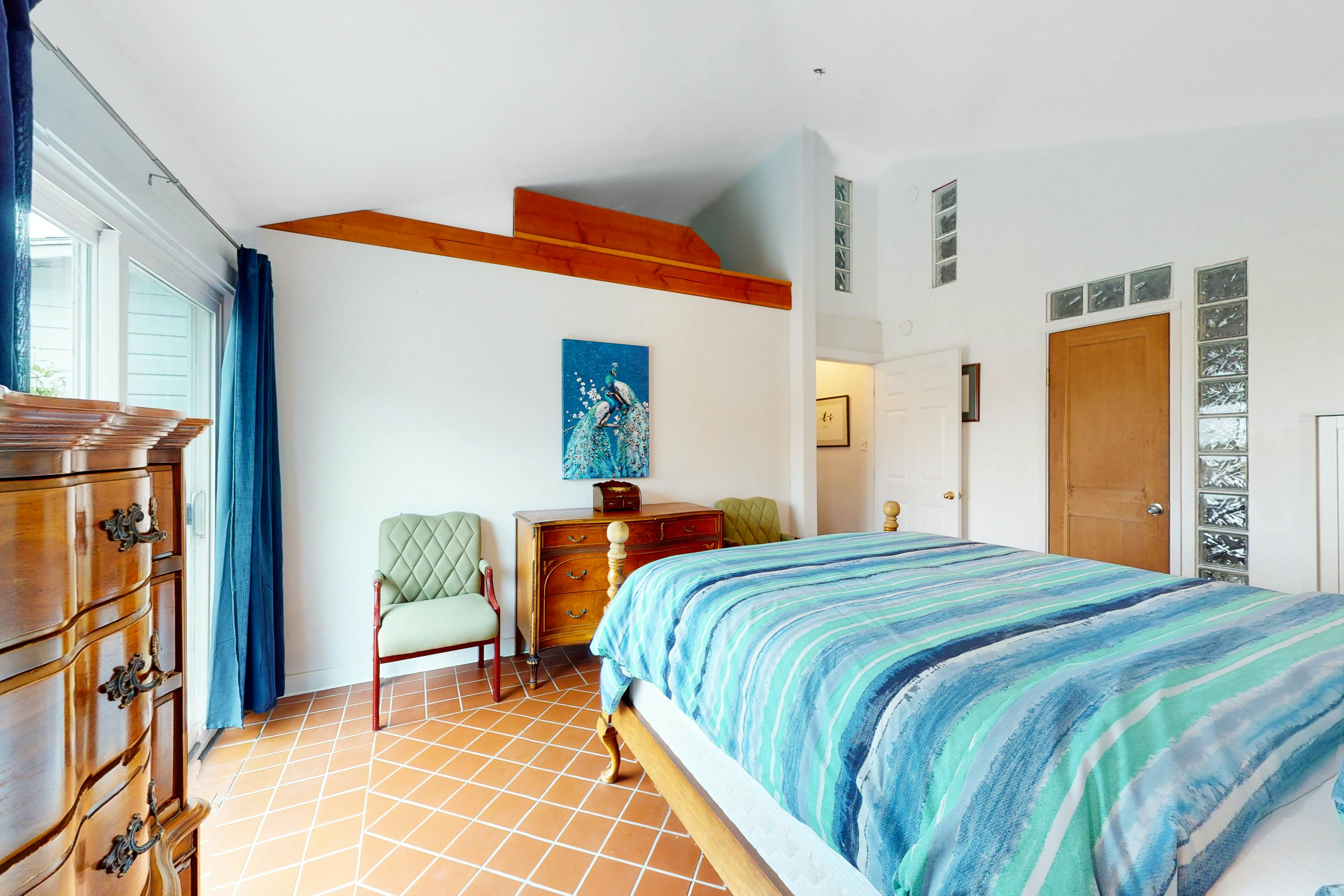 Stunning Pet Friendly Estate in Elk: Views & Deck