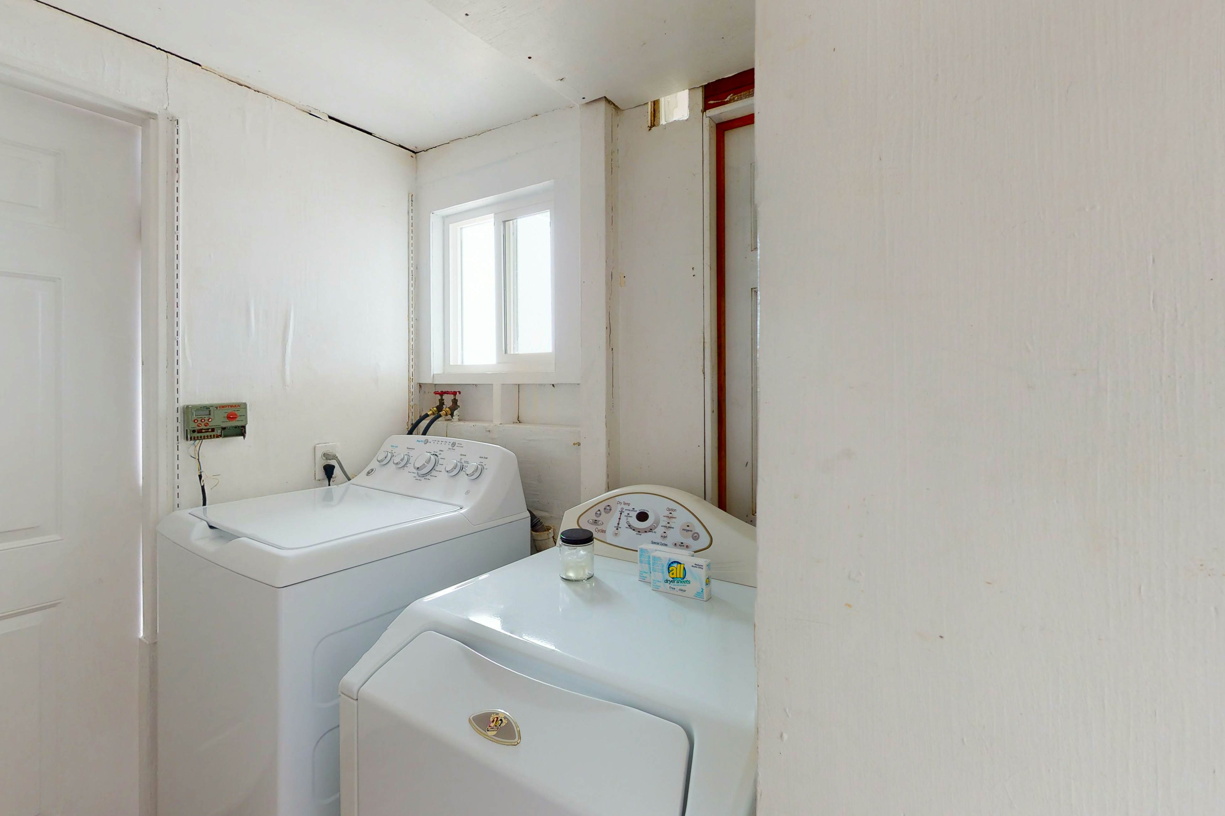 Stunning Pet Friendly Estate in Elk: Views & Deck