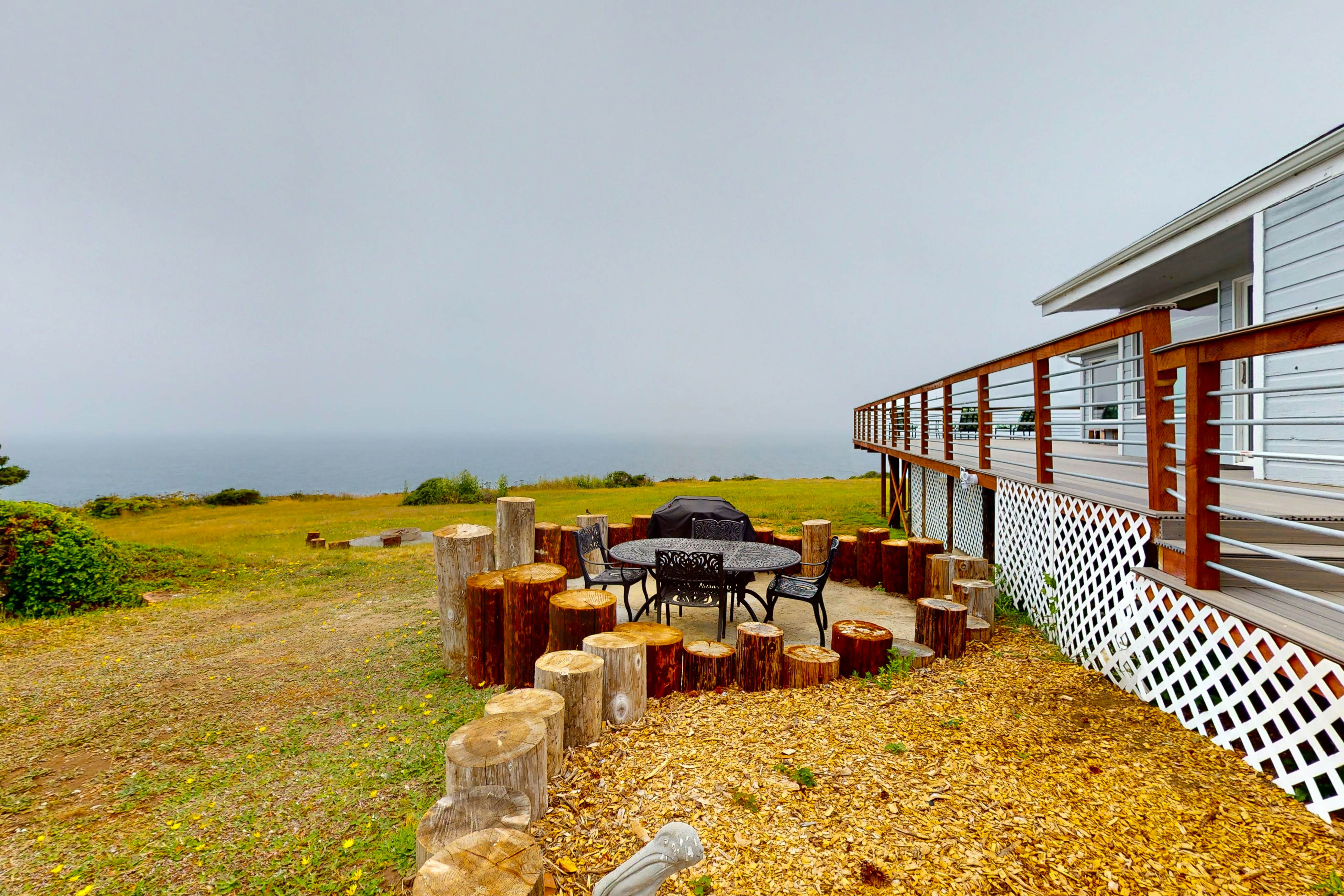 Stunning Pet Friendly Estate in Elk: Views & Deck