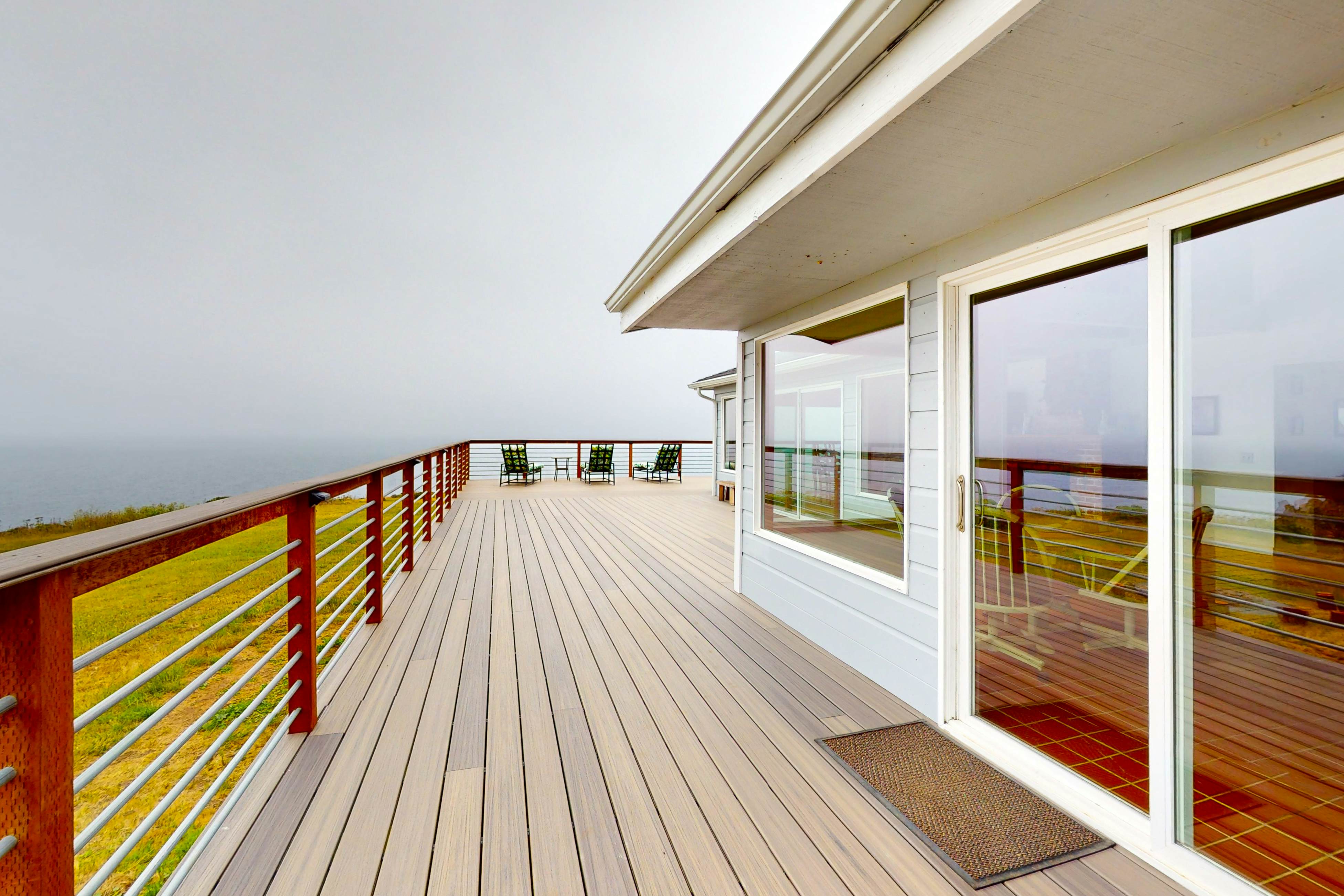 Stunning Pet Friendly Estate in Elk: Views & Deck