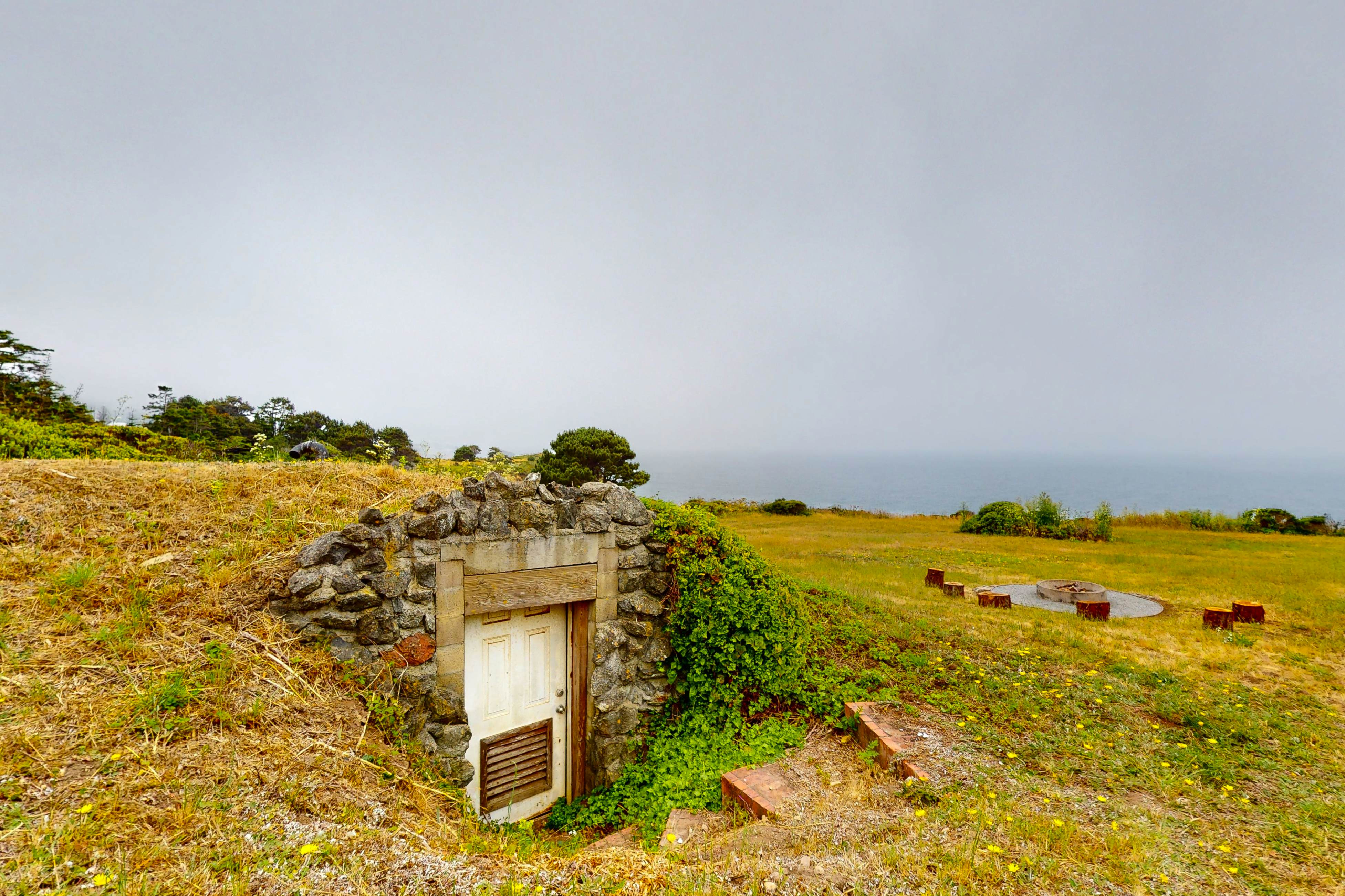Stunning Pet Friendly Estate in Elk: Views & Deck