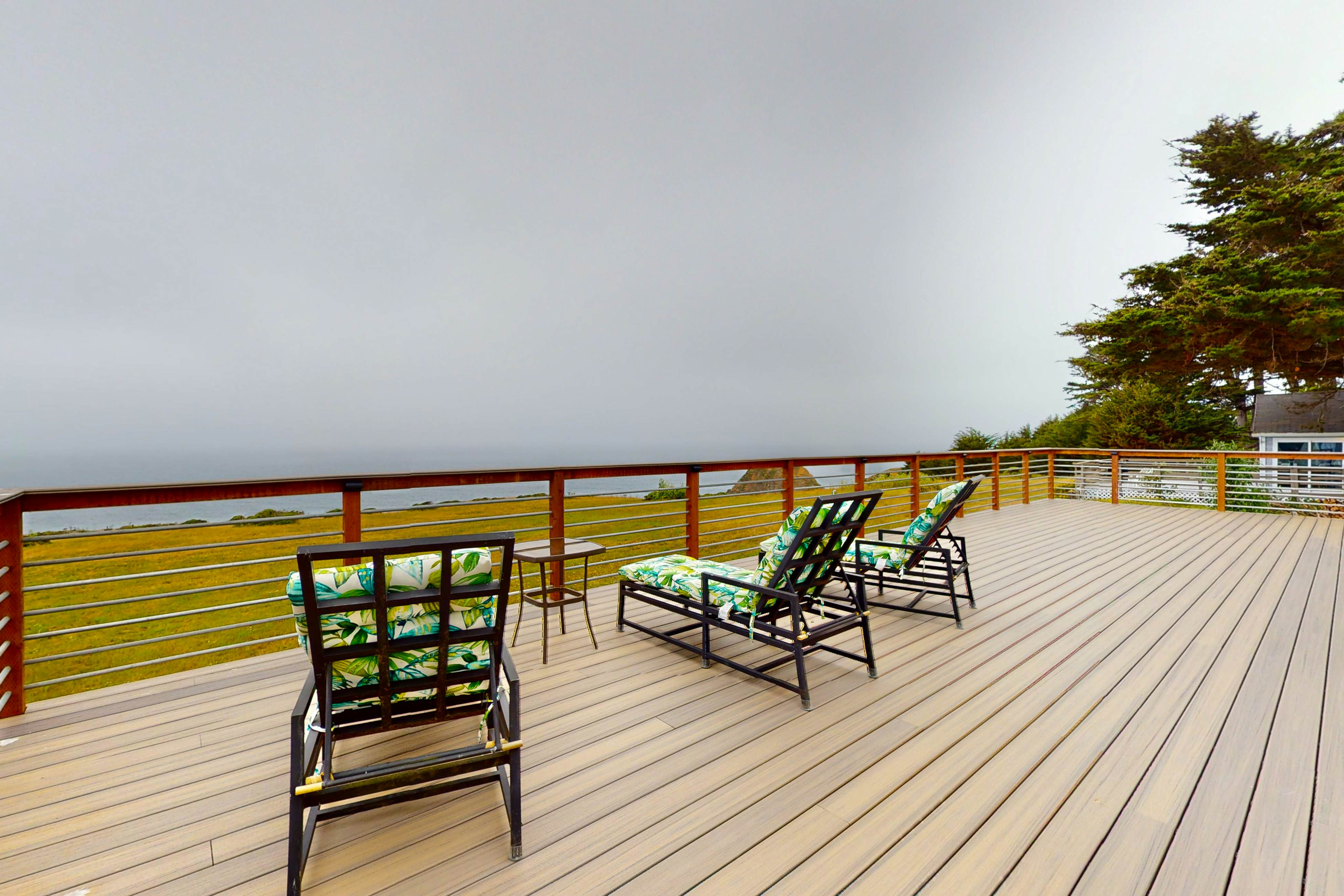 Stunning Pet Friendly Estate in Elk: Views & Deck