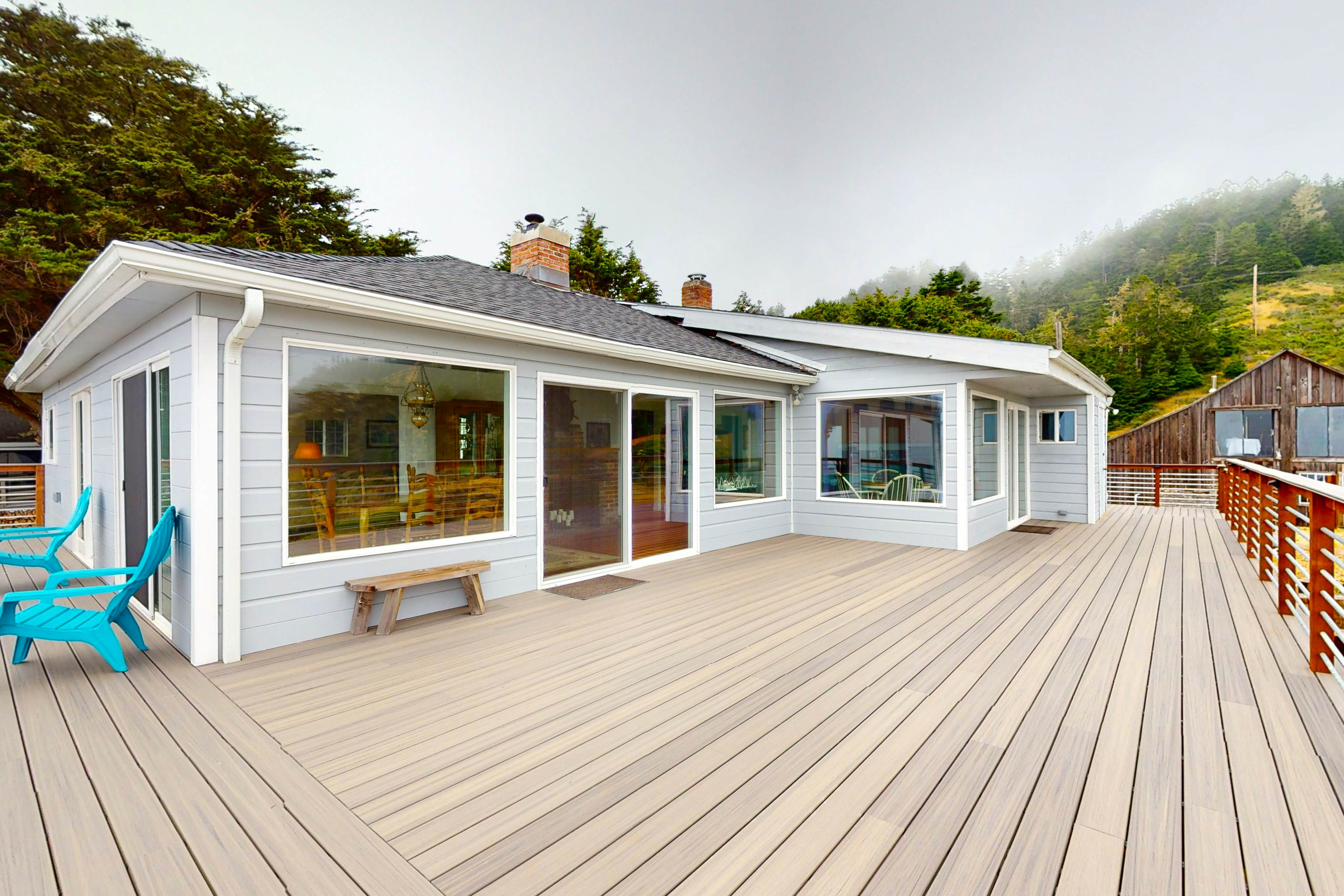 Stunning Pet Friendly Estate in Elk: Views & Deck