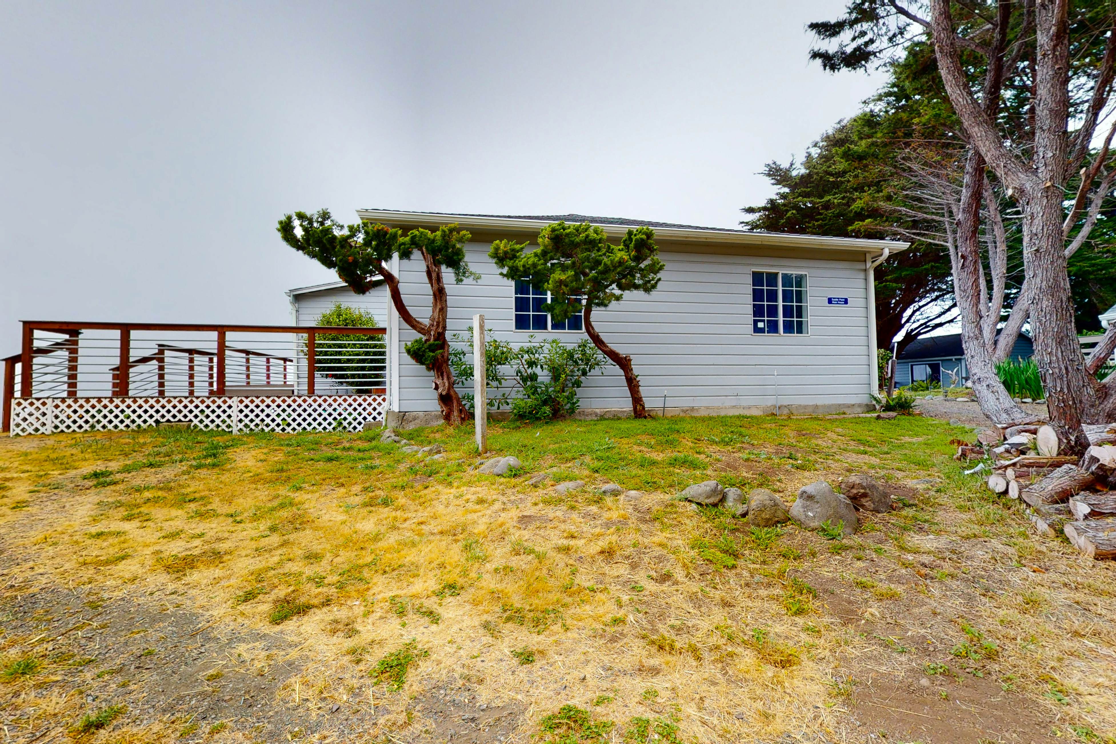 Stunning Pet Friendly Estate in Elk: Views & Deck