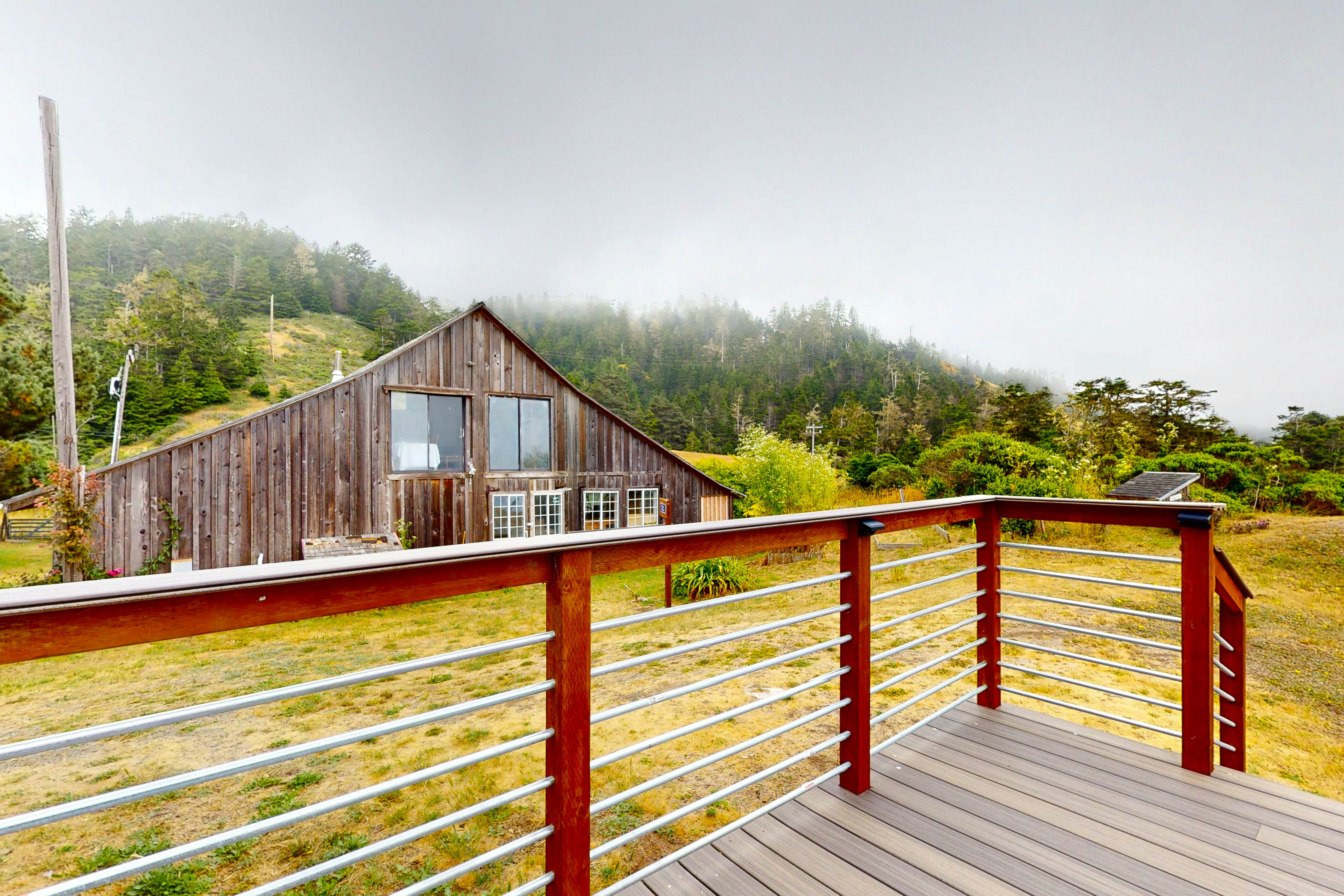 Stunning Pet Friendly Estate in Elk: Views & Deck