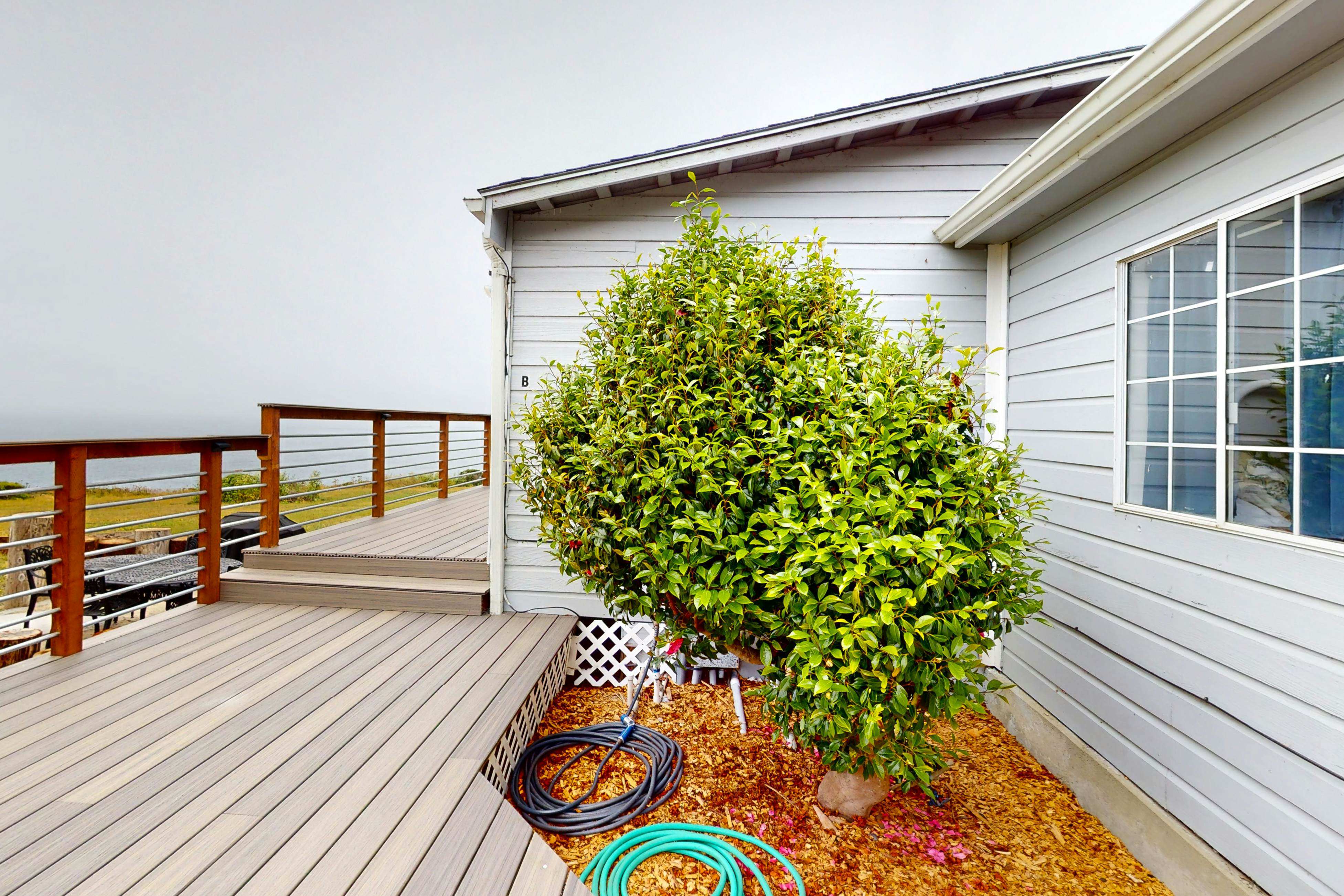 Stunning Pet Friendly Estate in Elk: Views & Deck