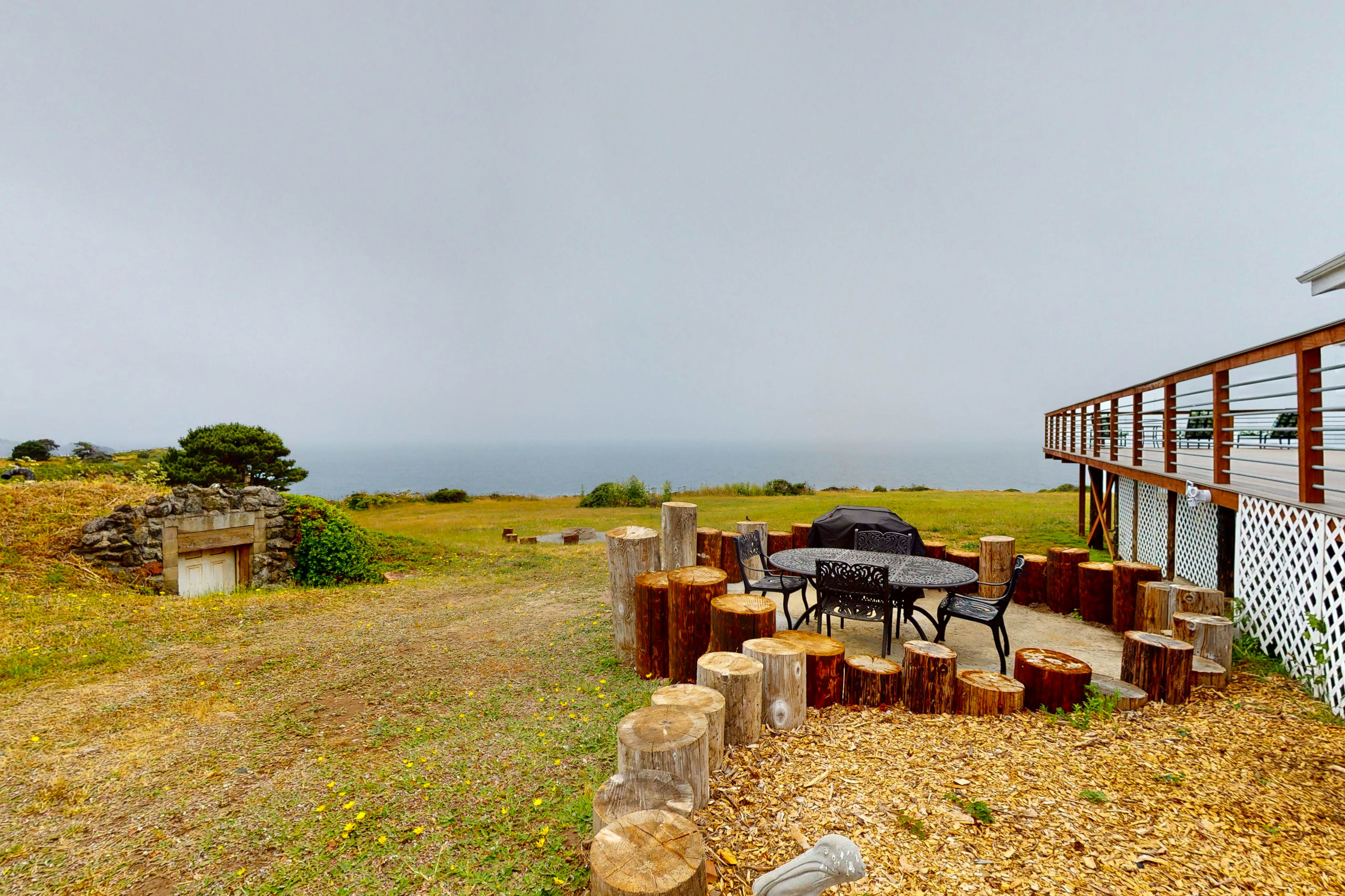 Stunning Pet Friendly Estate in Elk: Views & Deck