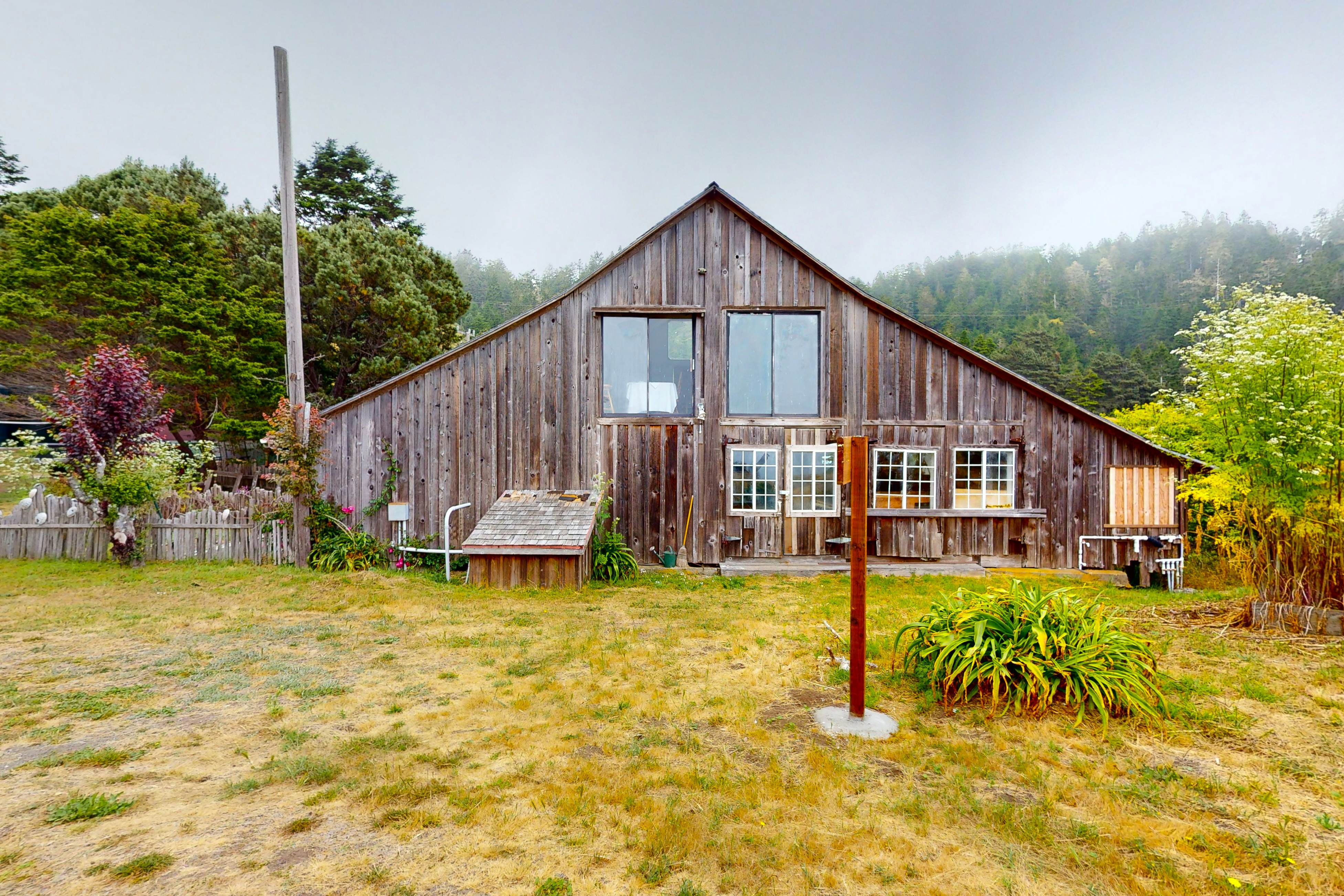 Stunning Pet Friendly Estate in Elk: Views & Deck