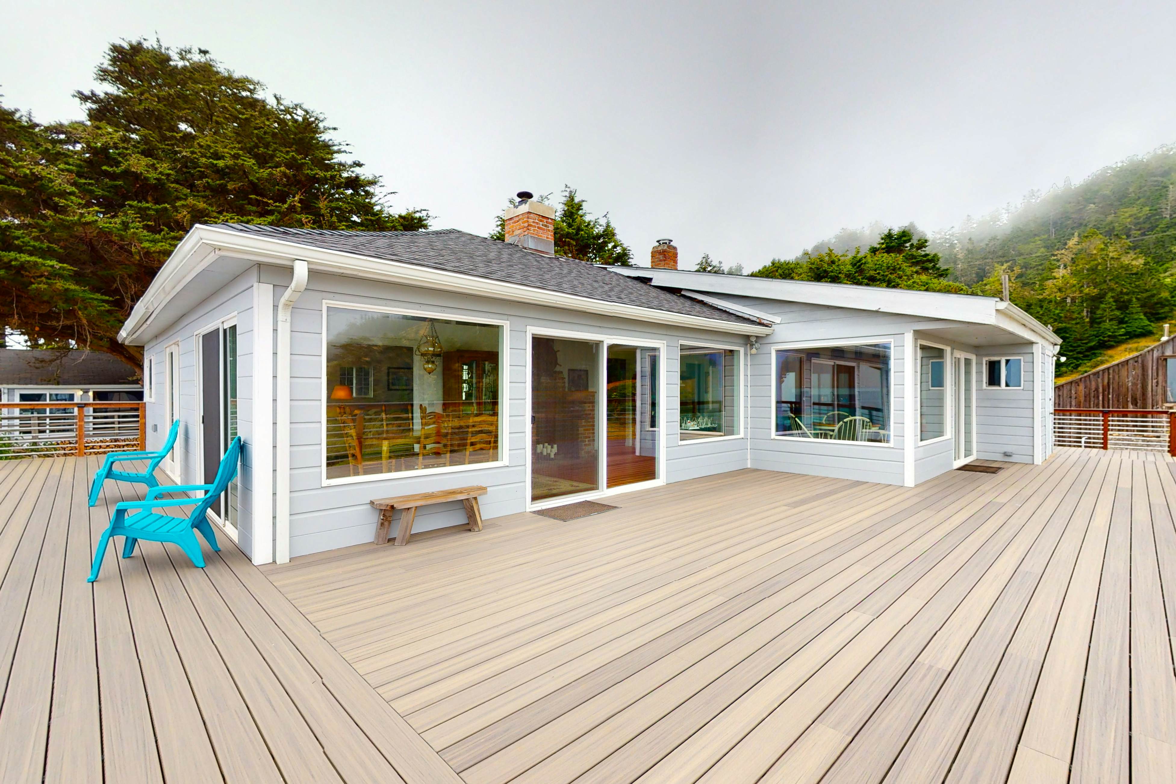 Stunning Pet Friendly Estate in Elk: Views & Deck