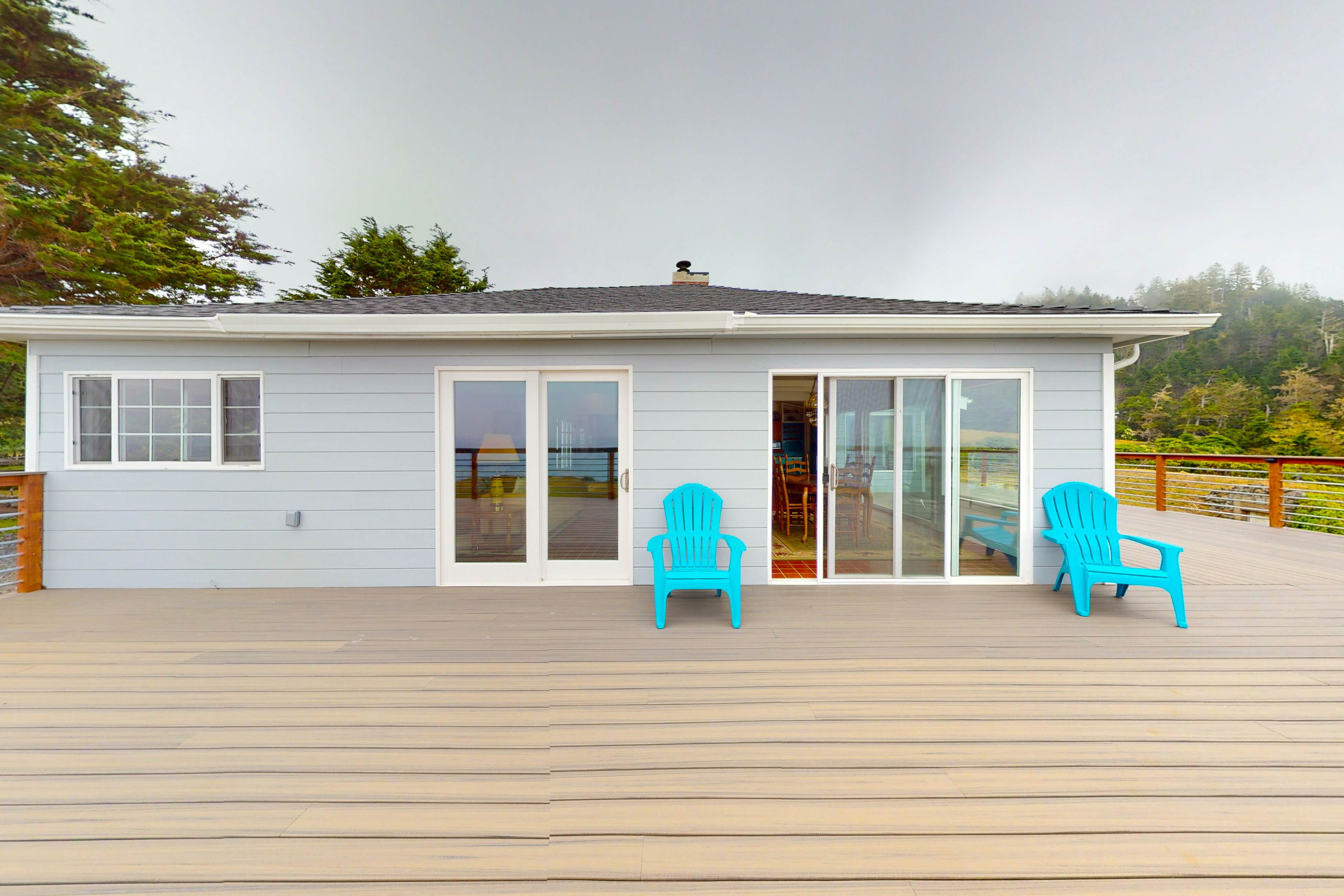 Stunning Pet Friendly Estate in Elk: Views & Deck