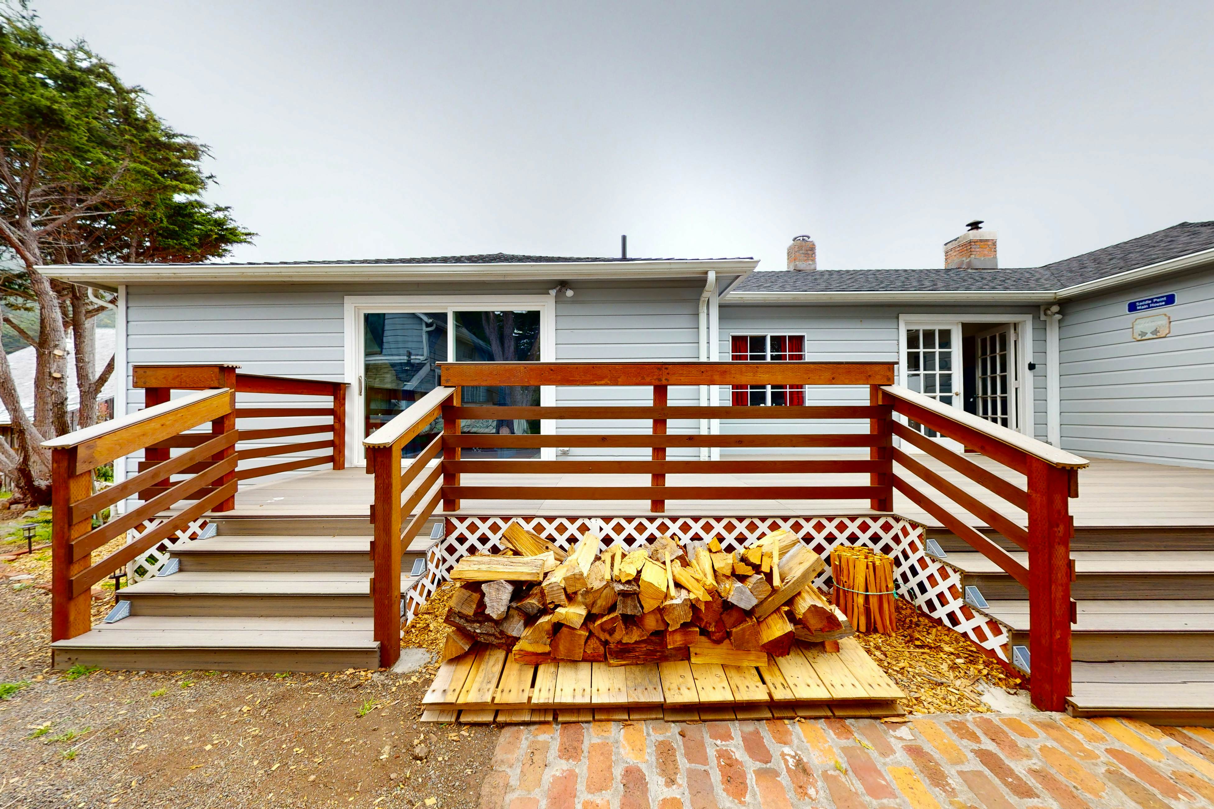 Stunning Pet Friendly Estate in Elk: Views & Deck