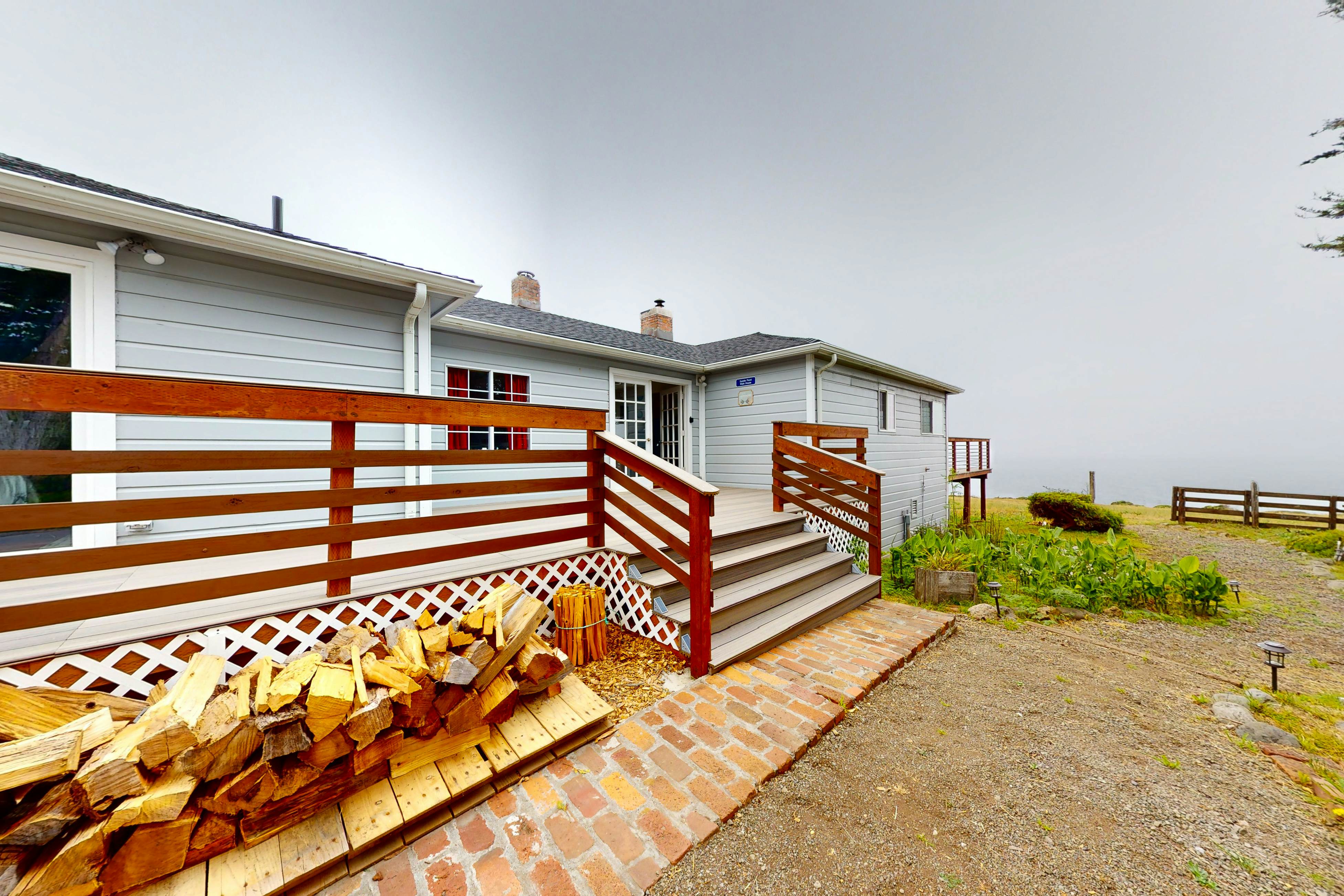 Stunning Pet Friendly Estate in Elk: Views & Deck