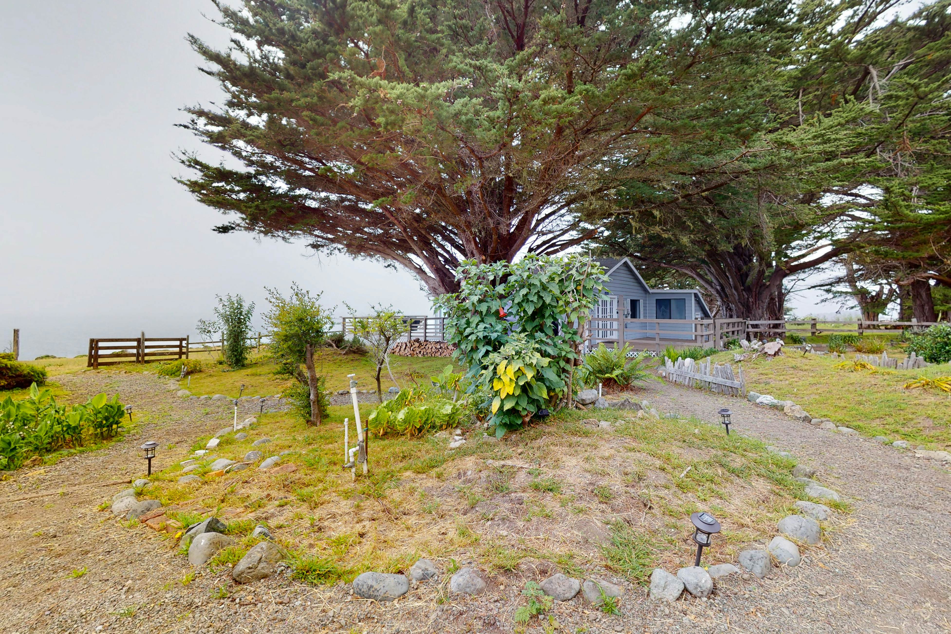 Stunning Pet Friendly Estate in Elk: Views & Deck