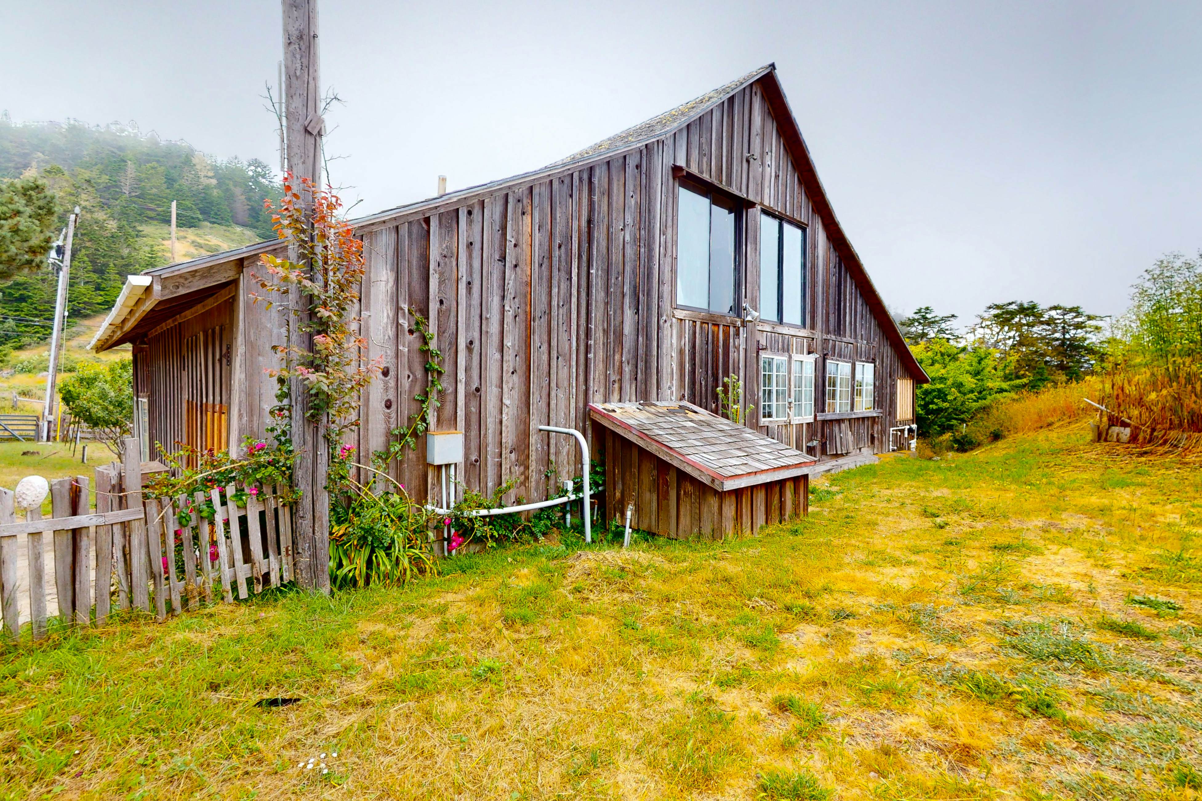 Stunning Pet Friendly Estate in Elk: Views & Deck