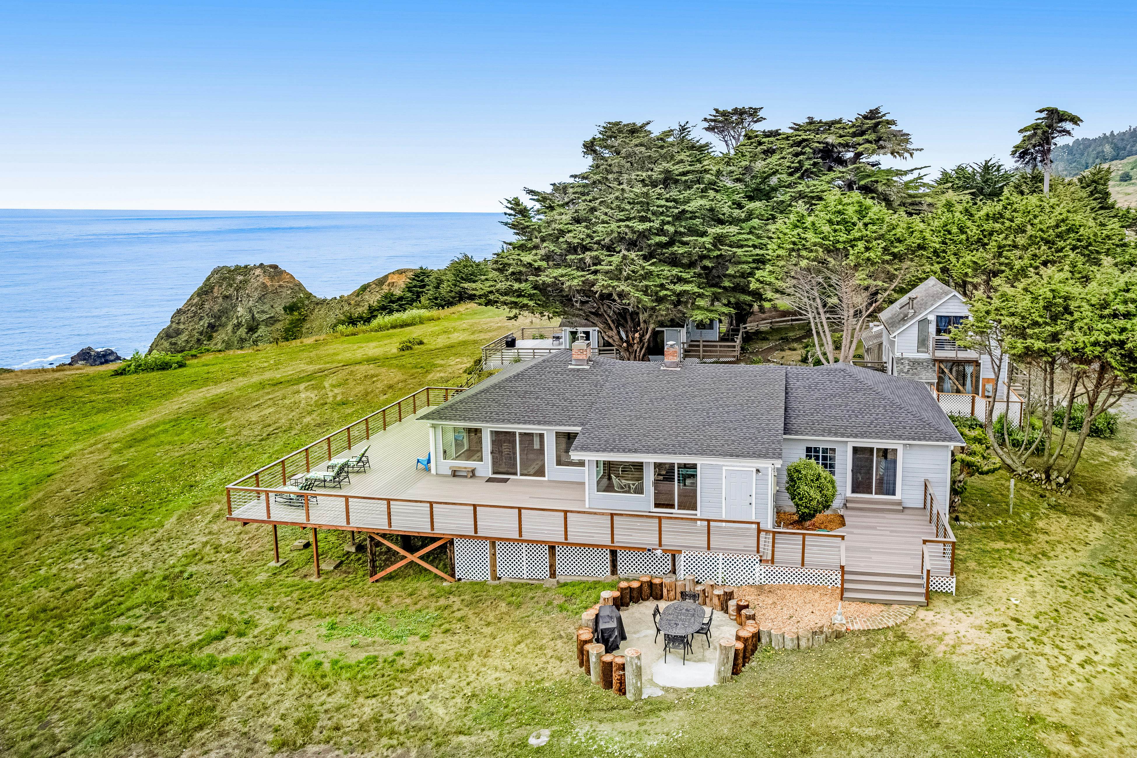 Oceanfront Home in Elk: Panoramic Views & Firepit