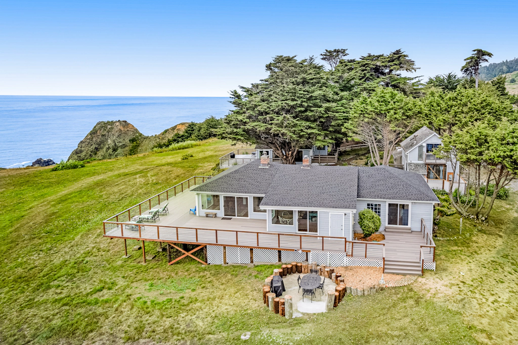 Oceanfront Home in Elk-Panoramic Views & Firepit