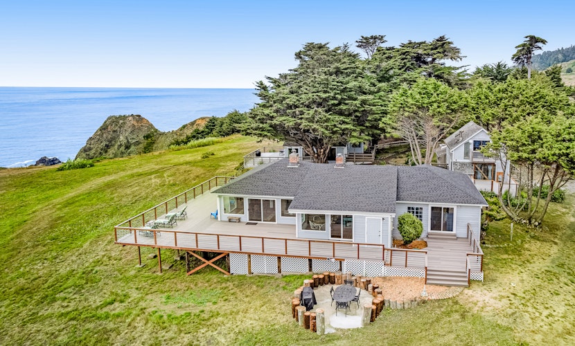 Oceanfront Home in Elk-Panoramic Views & Firepit