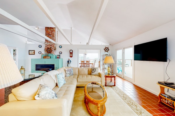 Oceanfront Home in Elk-Panoramic Views & Firepit