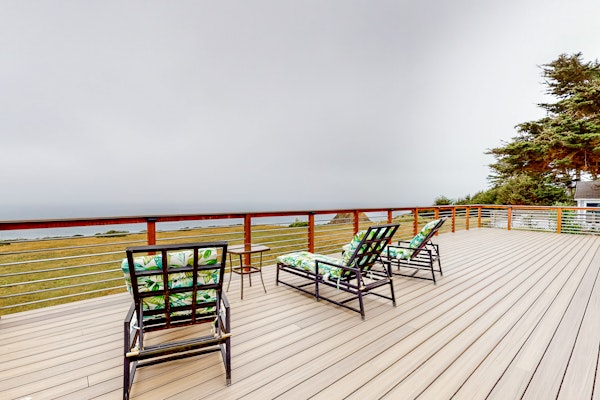 Oceanfront Home in Elk-Panoramic Views & Firepit