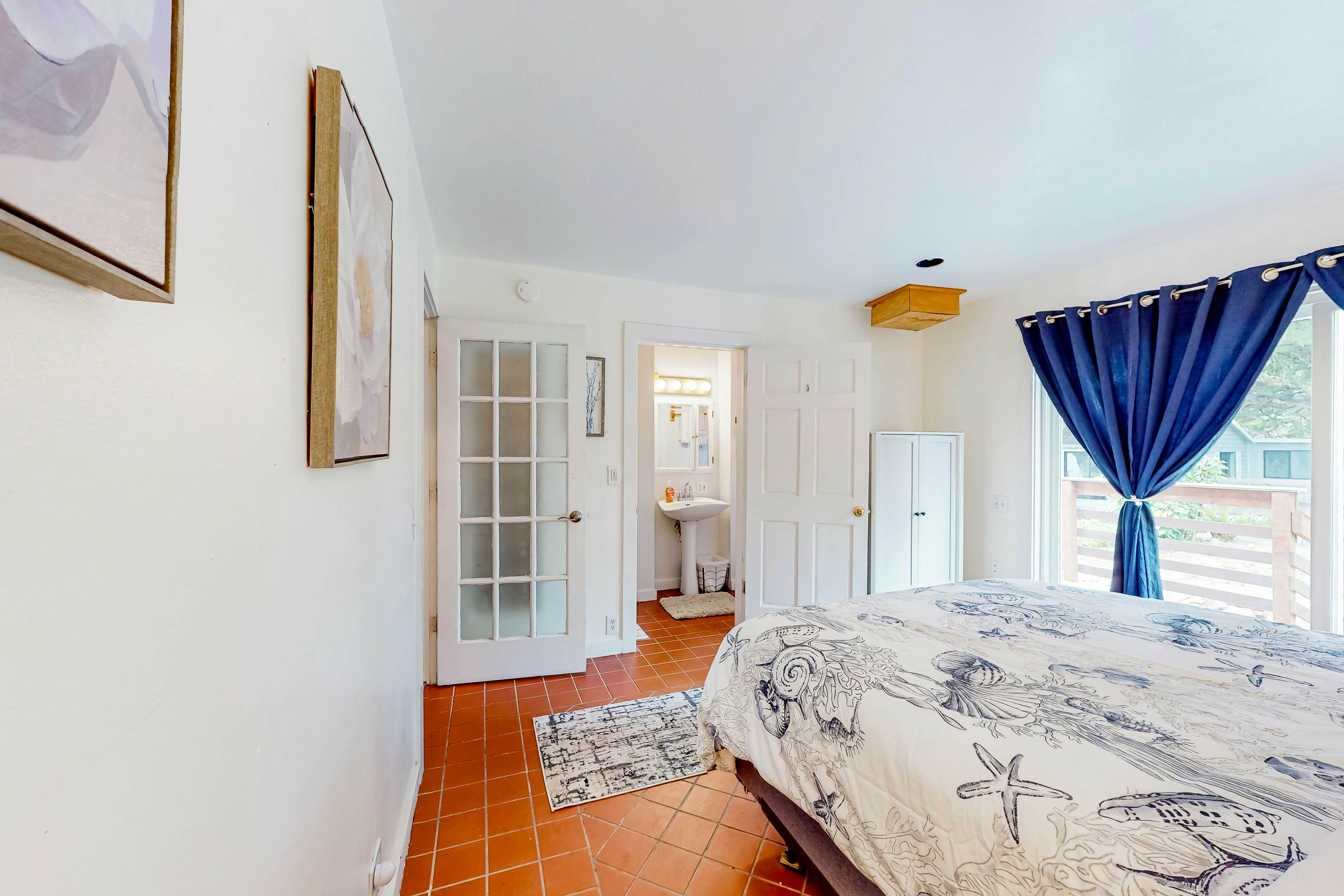 Oceanfront Home in Elk: Panoramic Views & Firepit