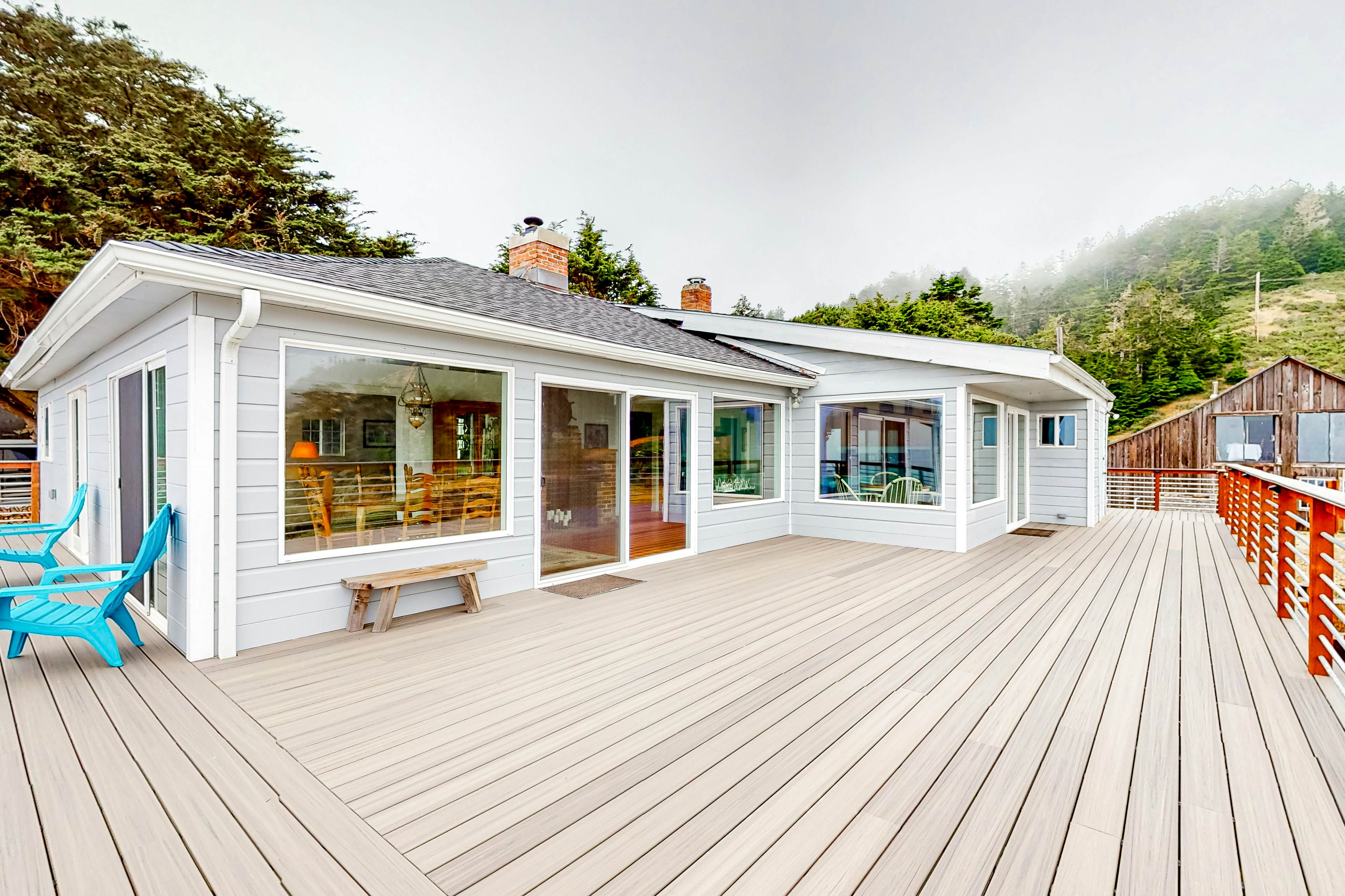 Oceanfront Home in Elk: Panoramic Views & Firepit