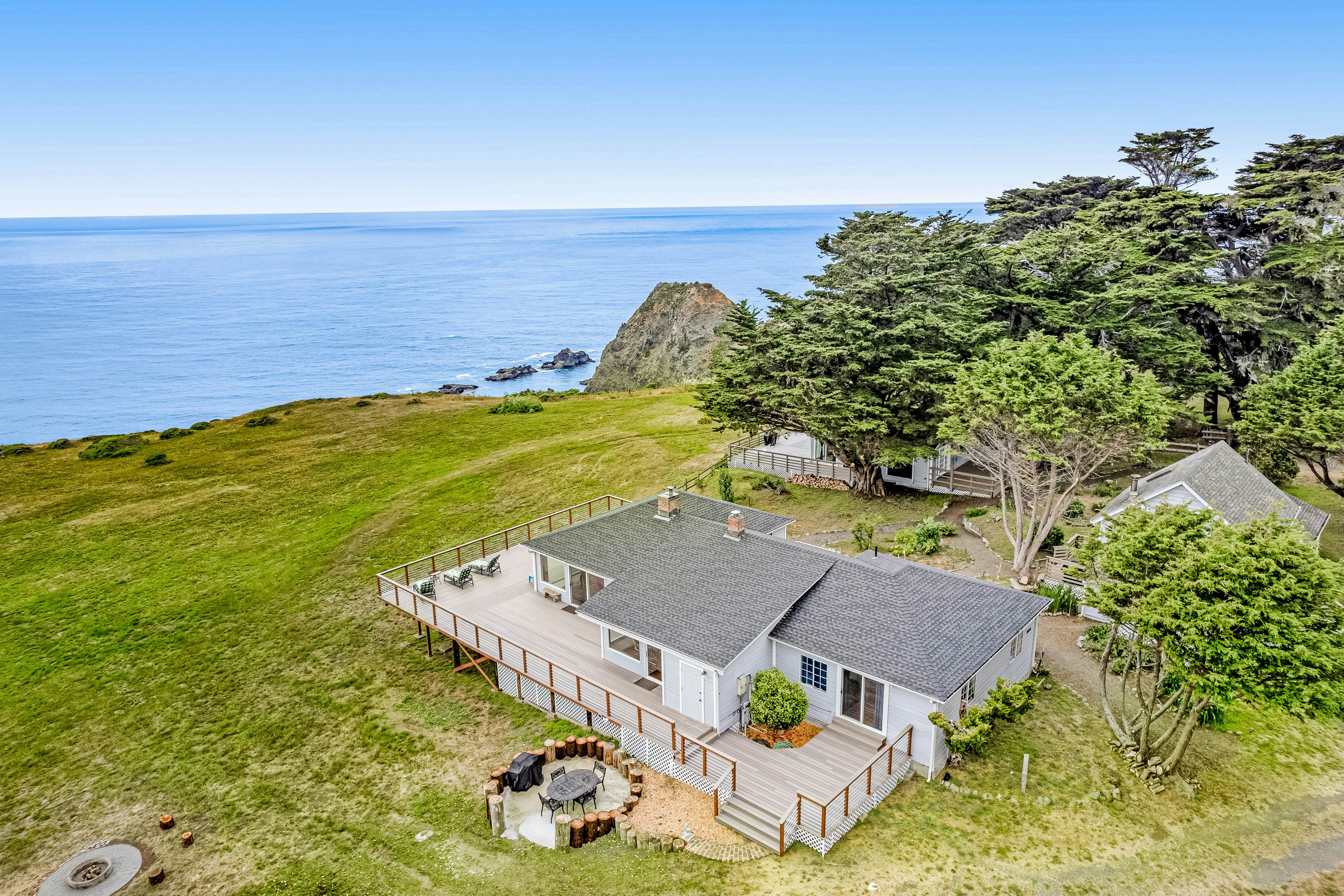 Oceanfront Home in Elk: Panoramic Views & Firepit