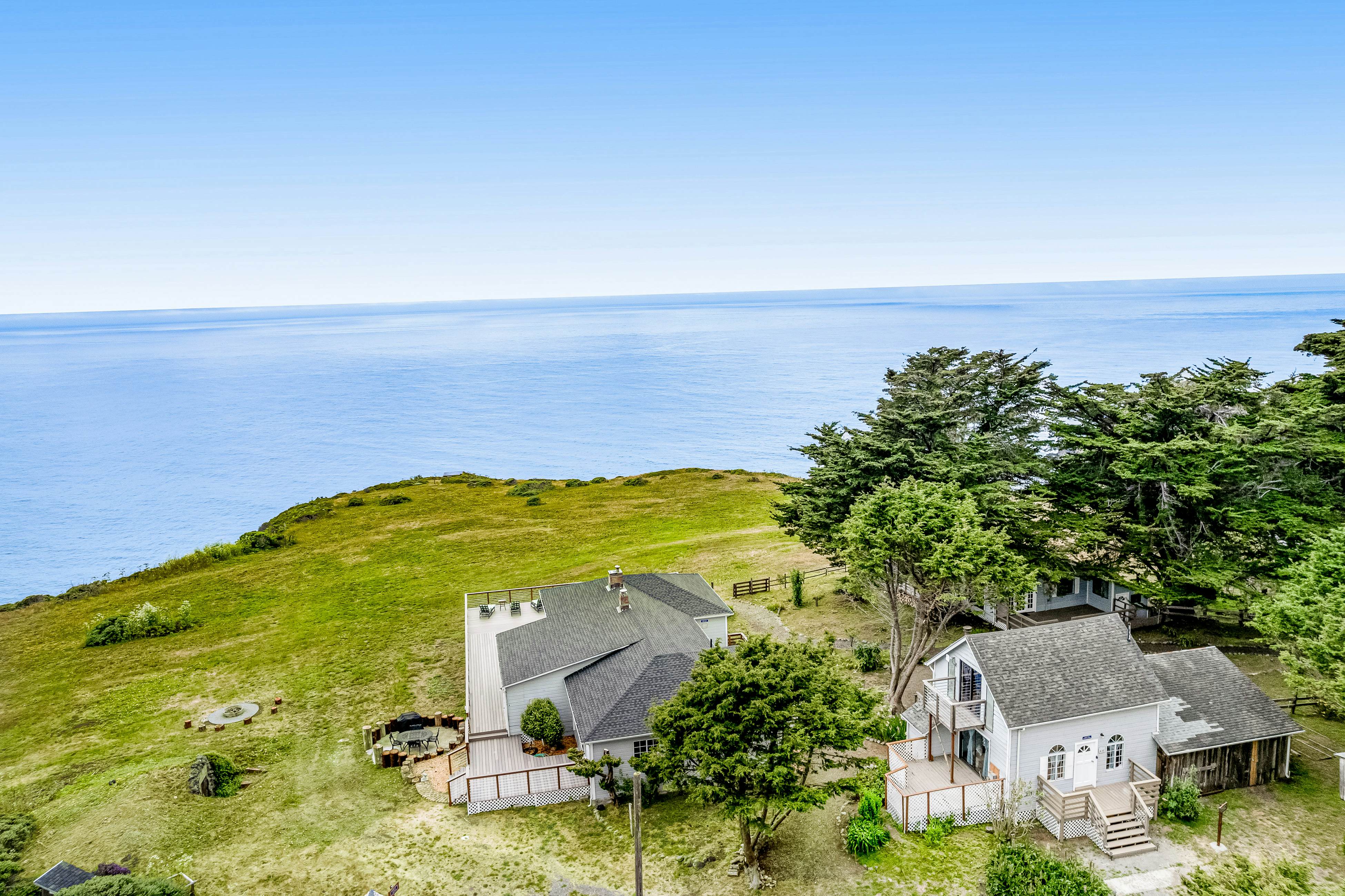 Oceanfront Home in Elk: Panoramic Views & Firepit