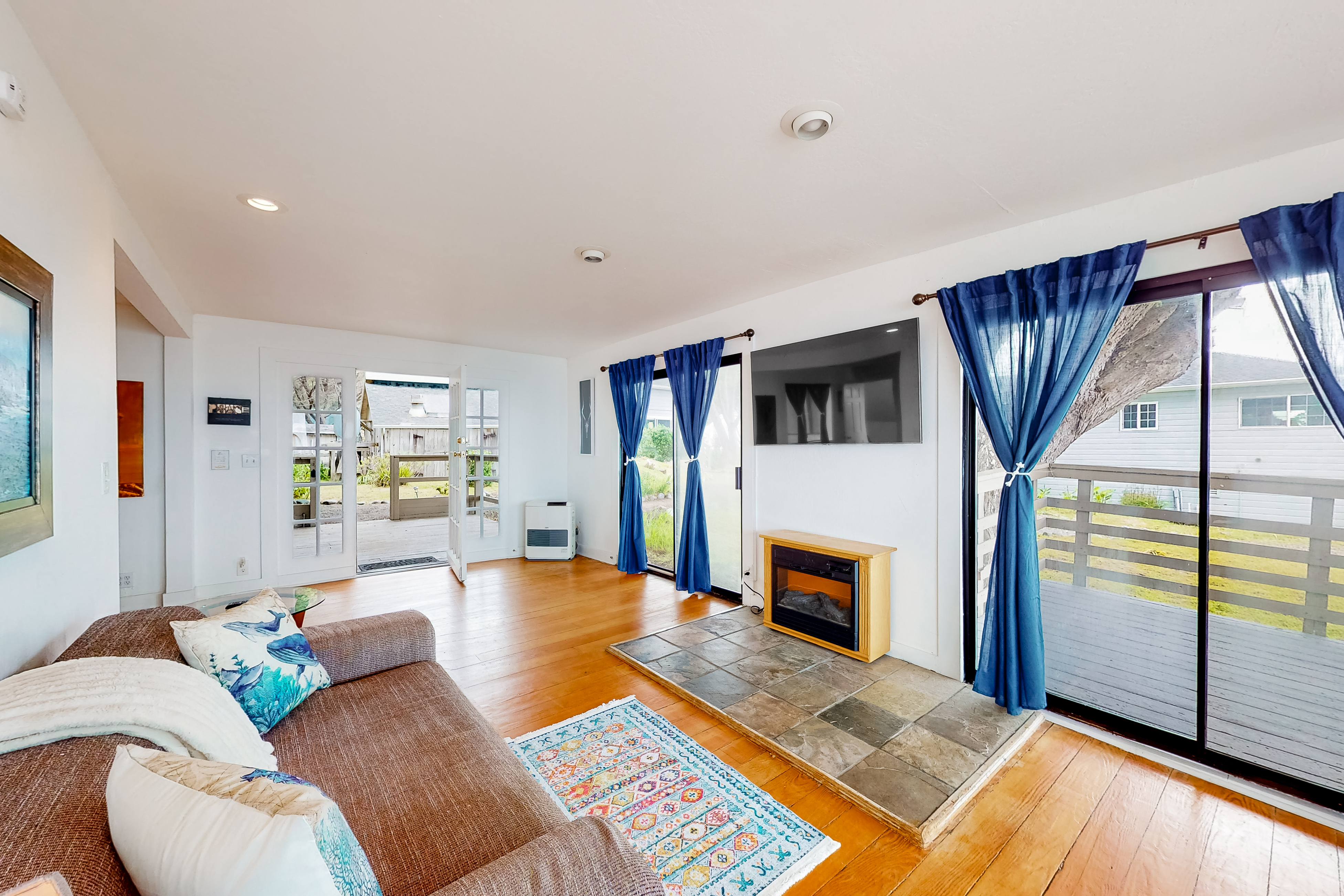 Elk Beach House - Ocean Views, Large Deck & Grill