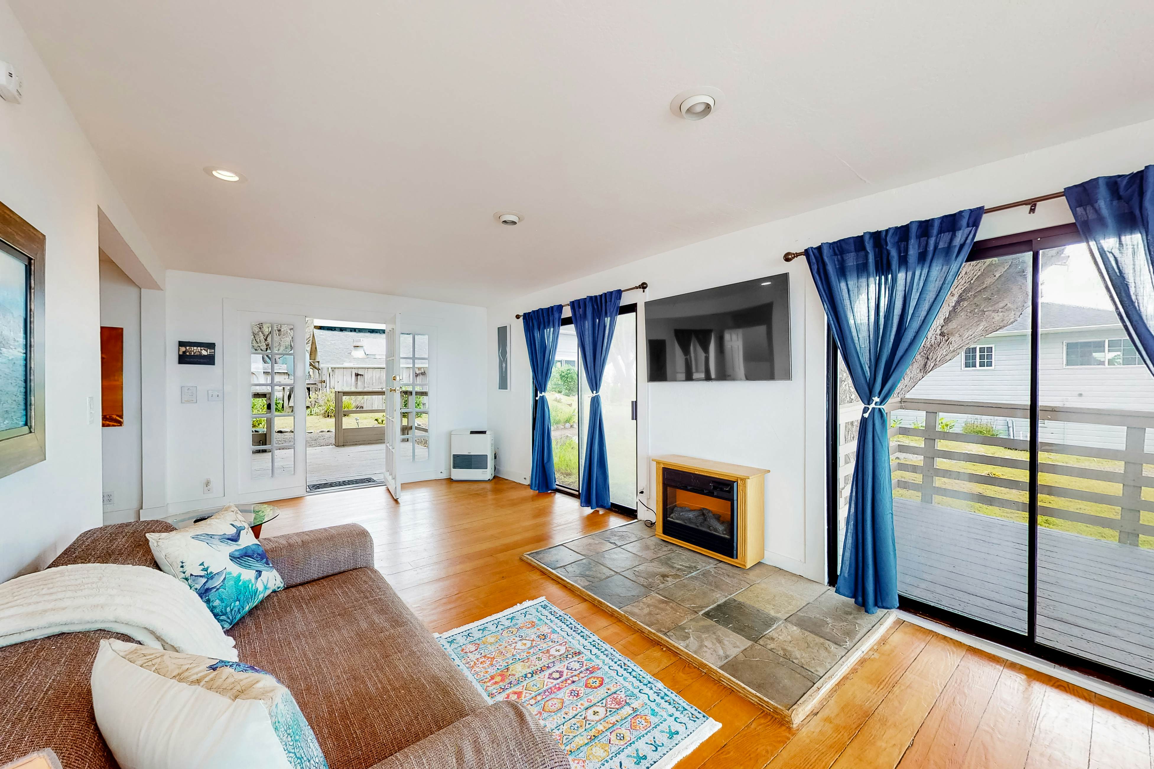 Elk Beach House: Ocean Views, Deck & Grill