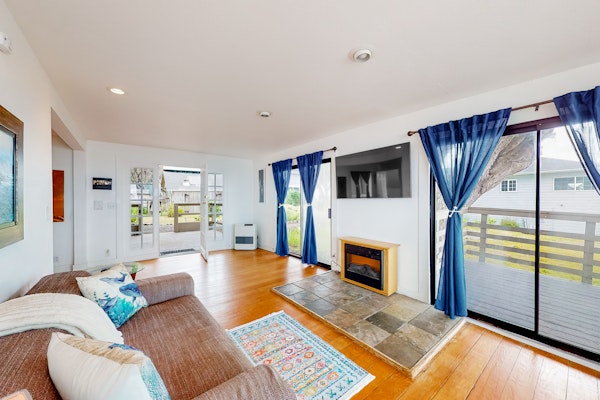 Elk Beach House - Ocean Views, Large Deck & Grill