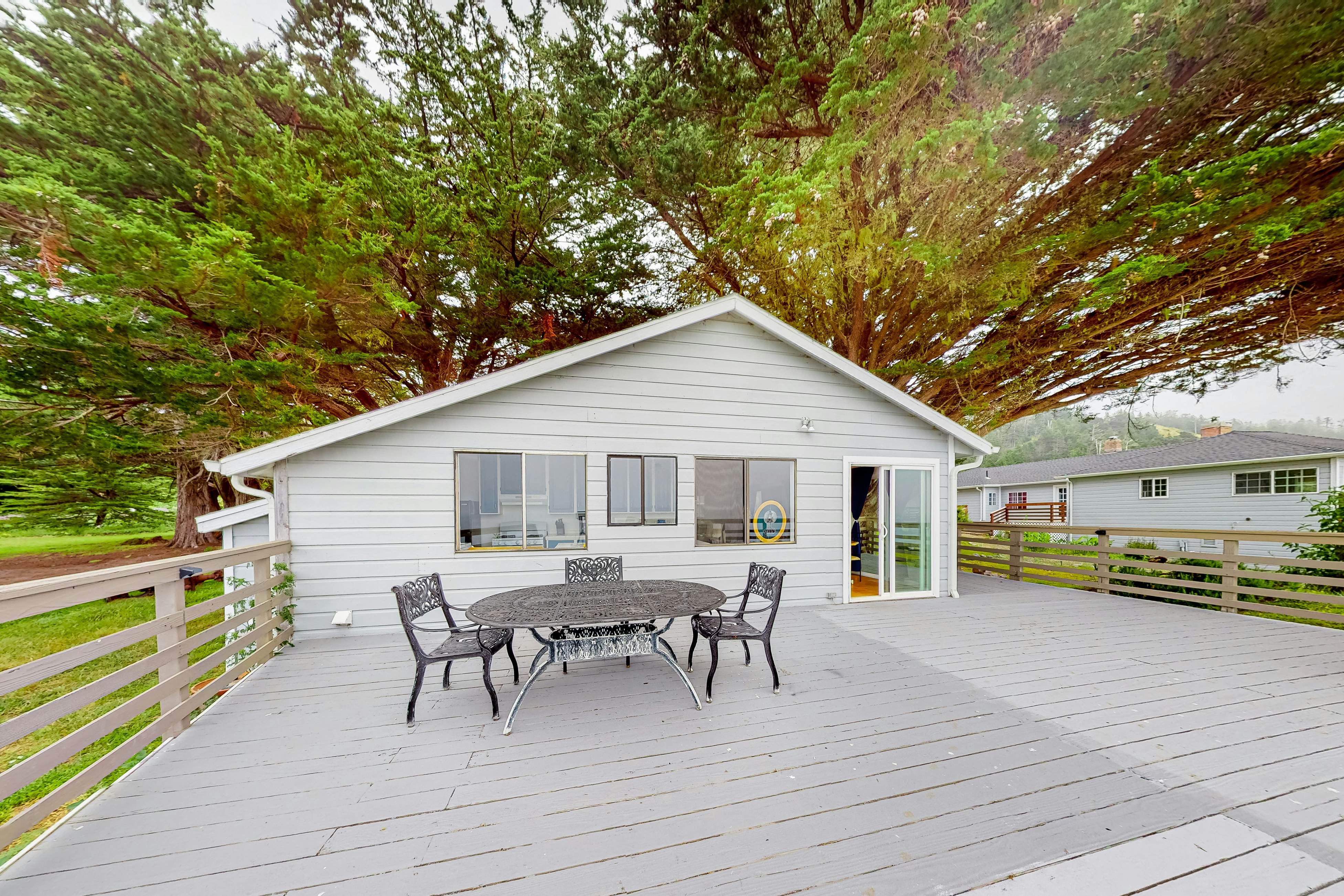 Elk Beach House: Ocean Views, Deck & Grill