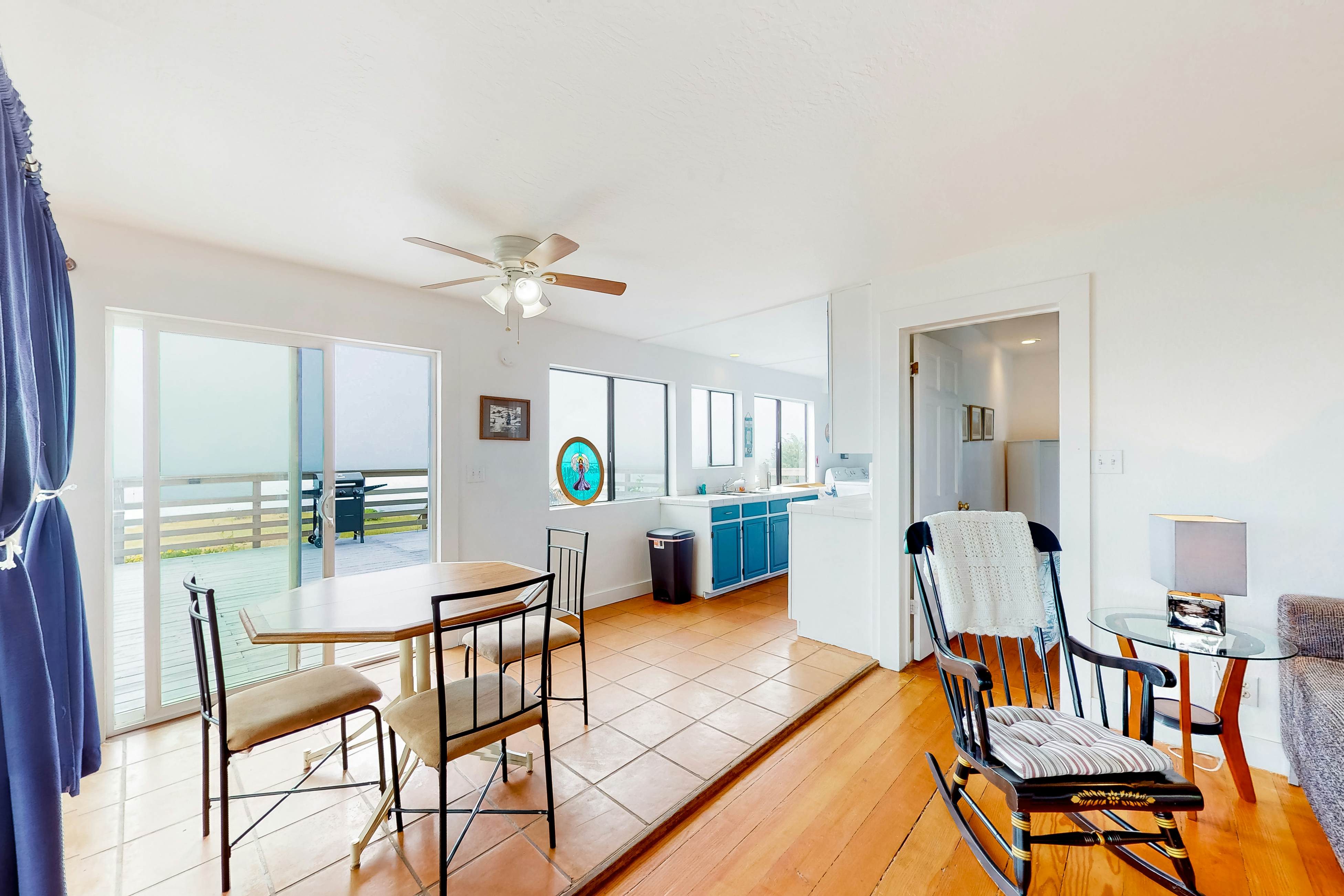 Elk Beach House: Ocean Views, Deck & Grill