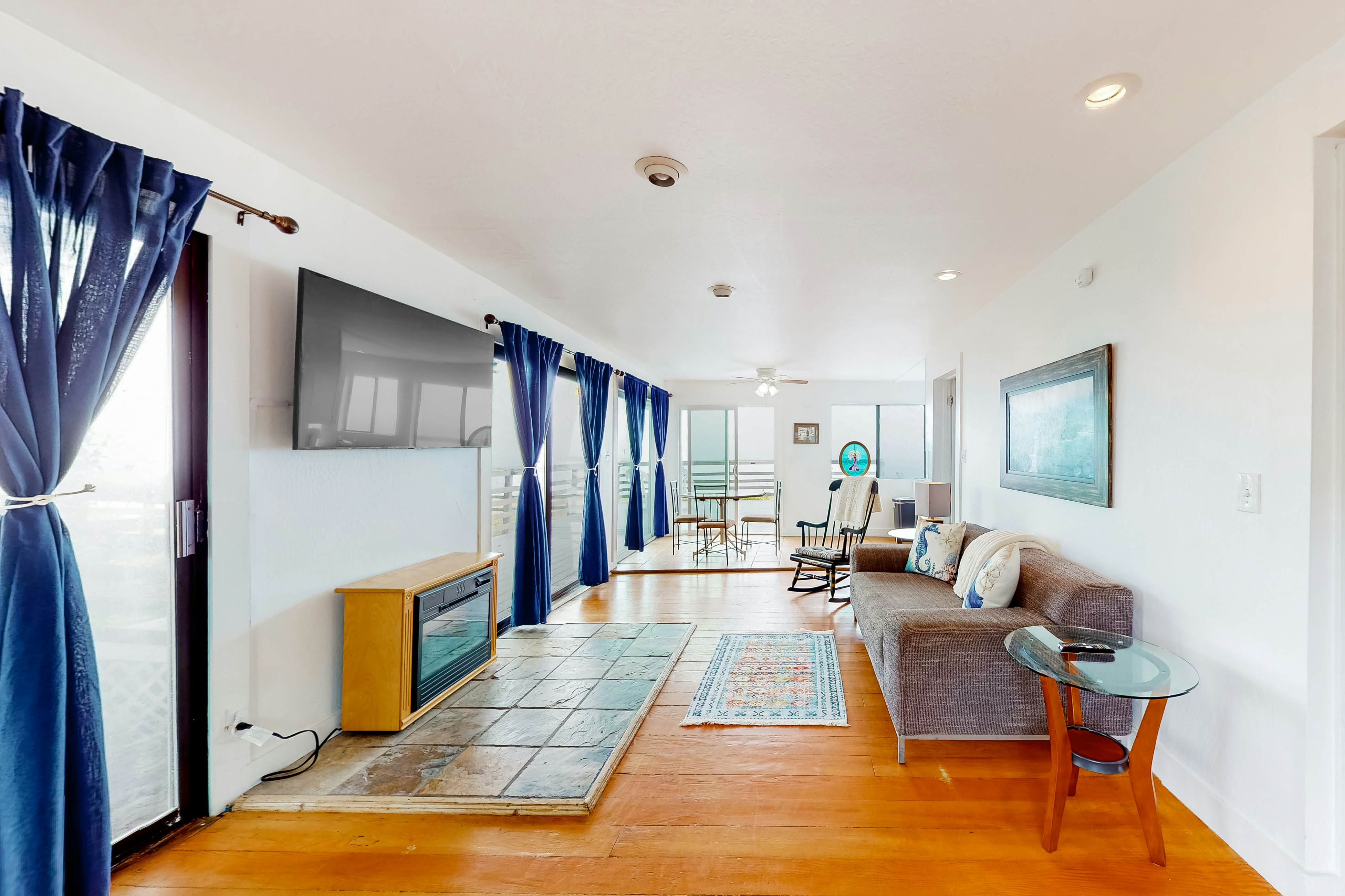 Elk Beach House: Ocean Views, Deck & Grill