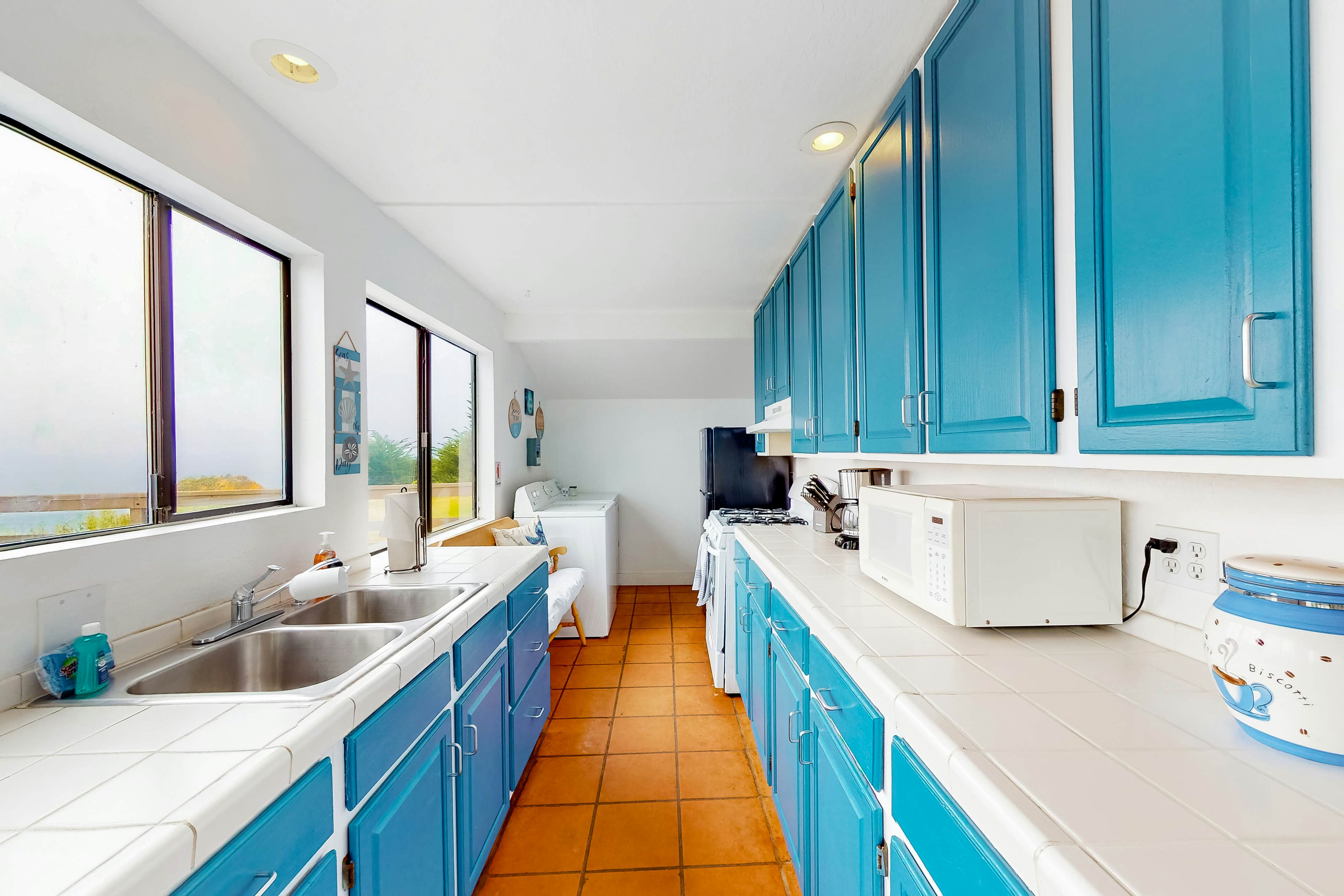 Elk Beach House: Ocean Views, Deck & Grill