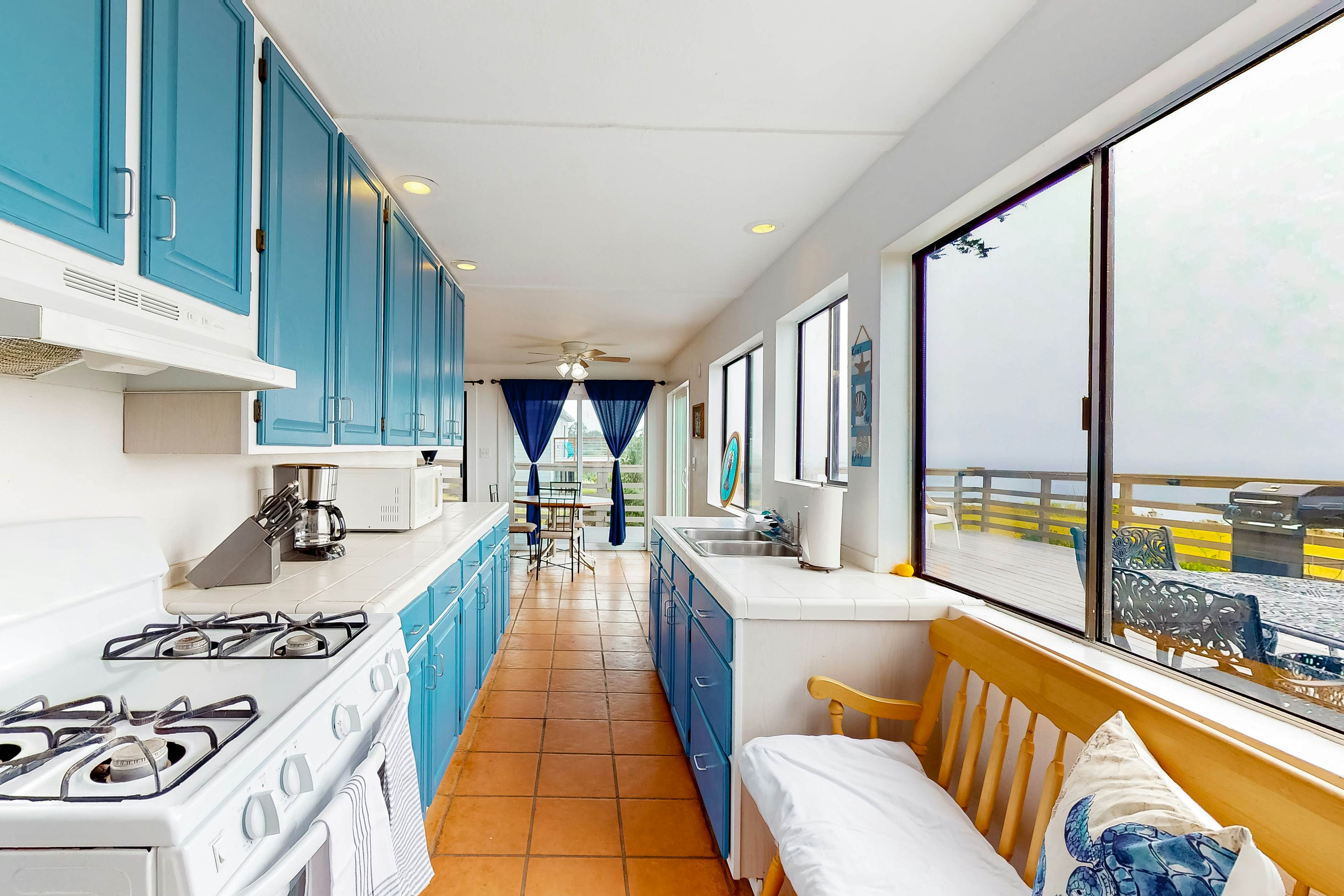 Elk Beach House: Ocean Views, Deck & Grill