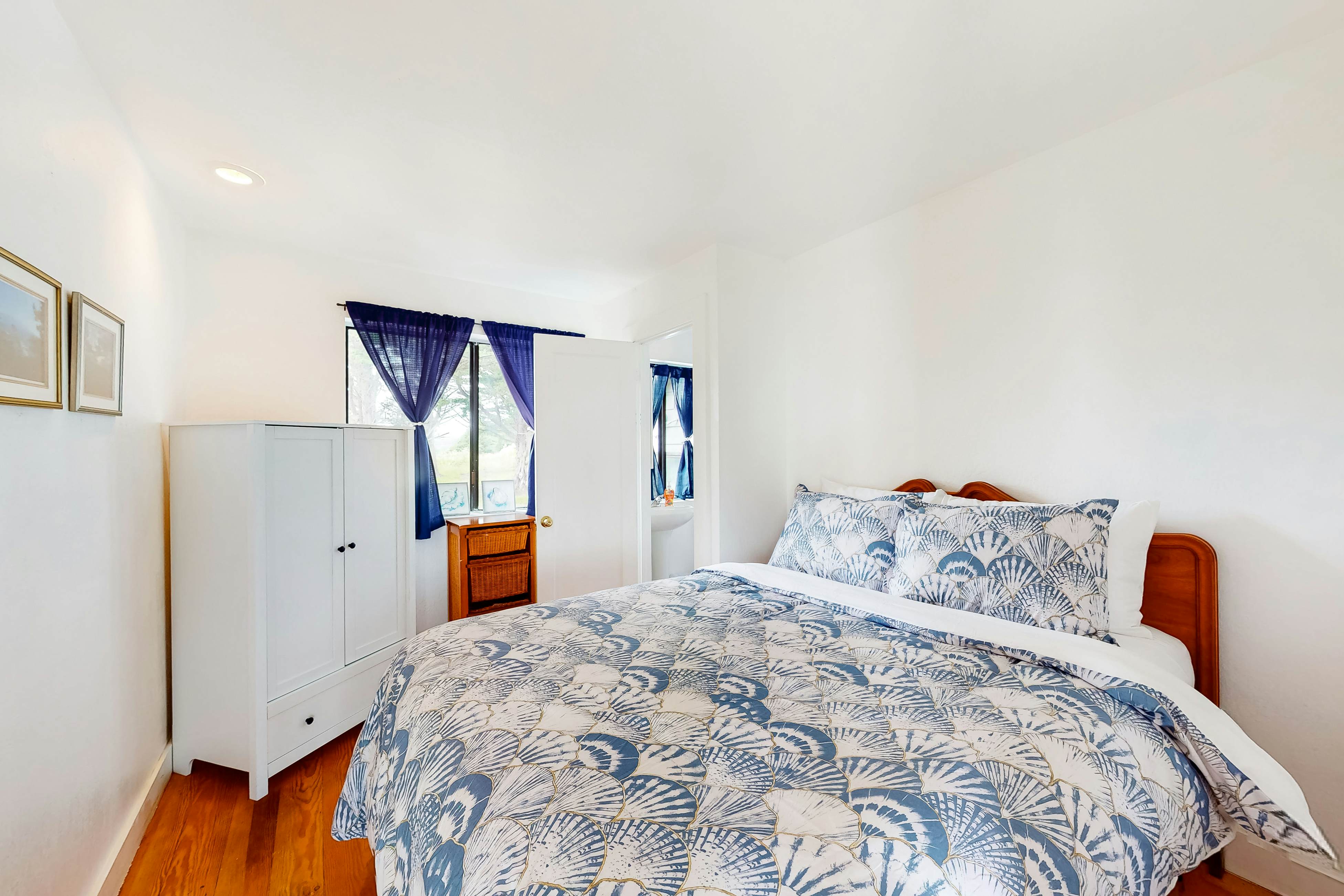 Elk Beach House: Ocean Views, Deck & Grill