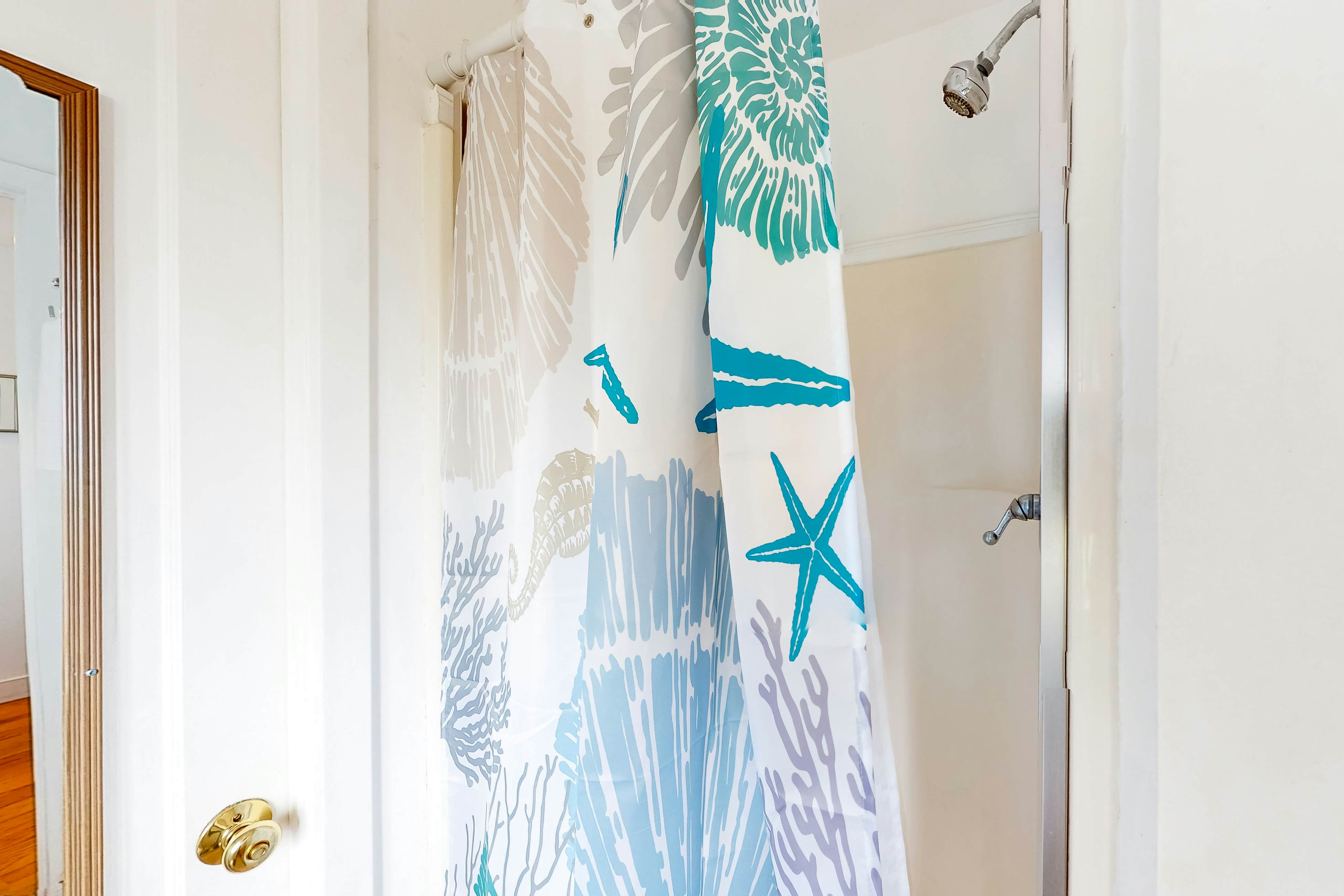 Elk Beach House: Ocean Views, Deck & Grill