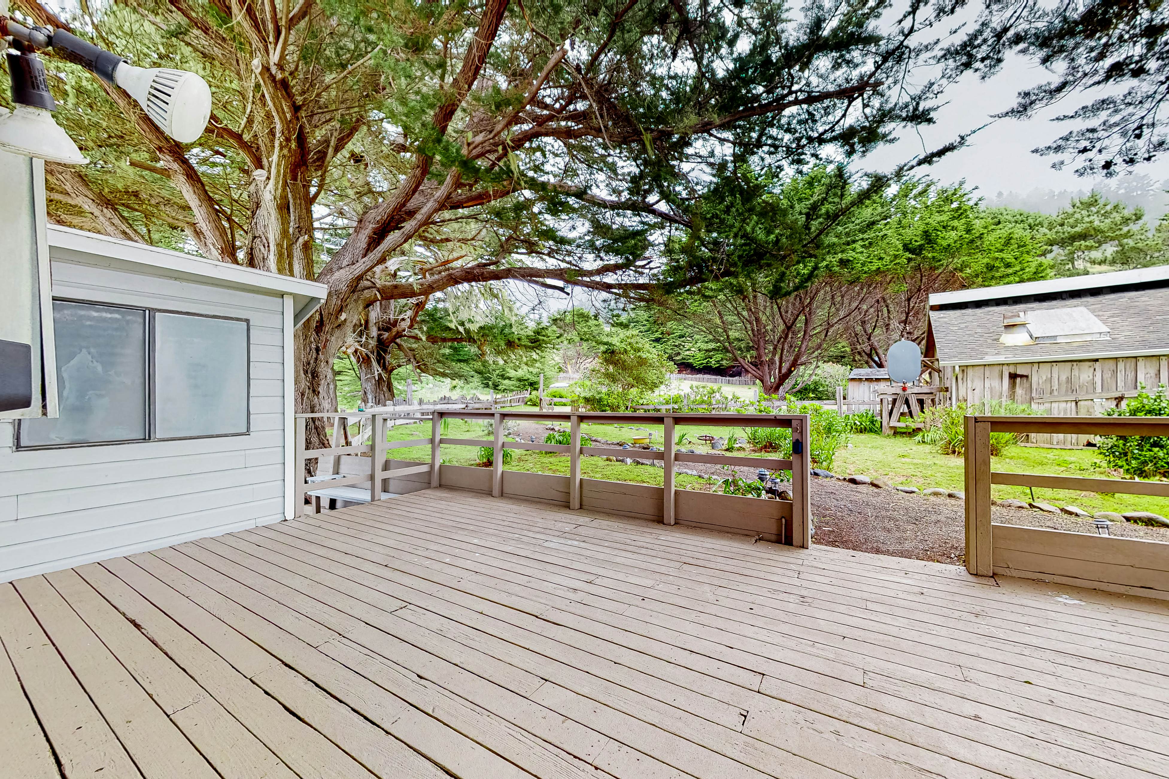 Elk Beach House: Ocean Views, Deck & Grill