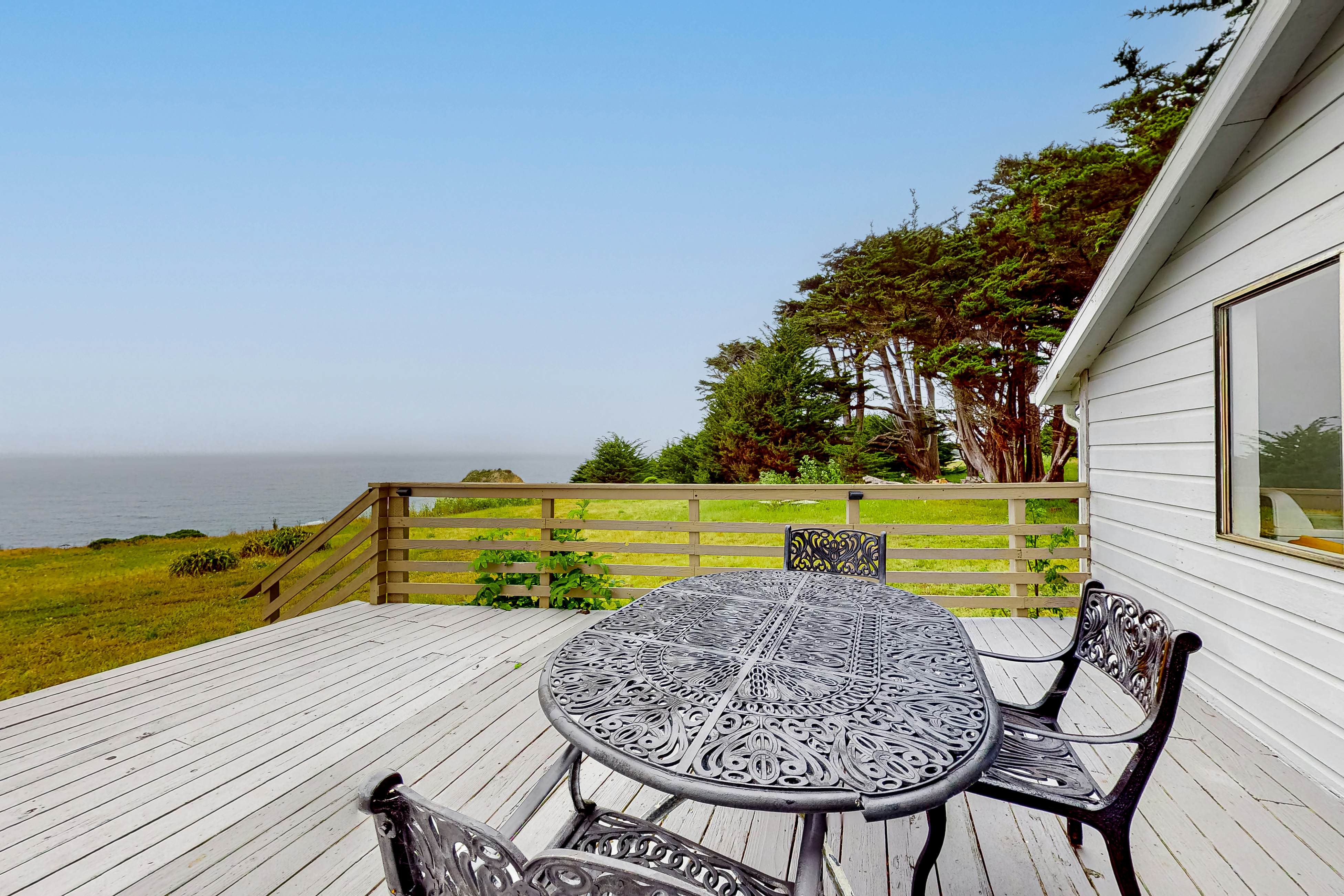 Elk Beach House: Ocean Views, Deck & Grill